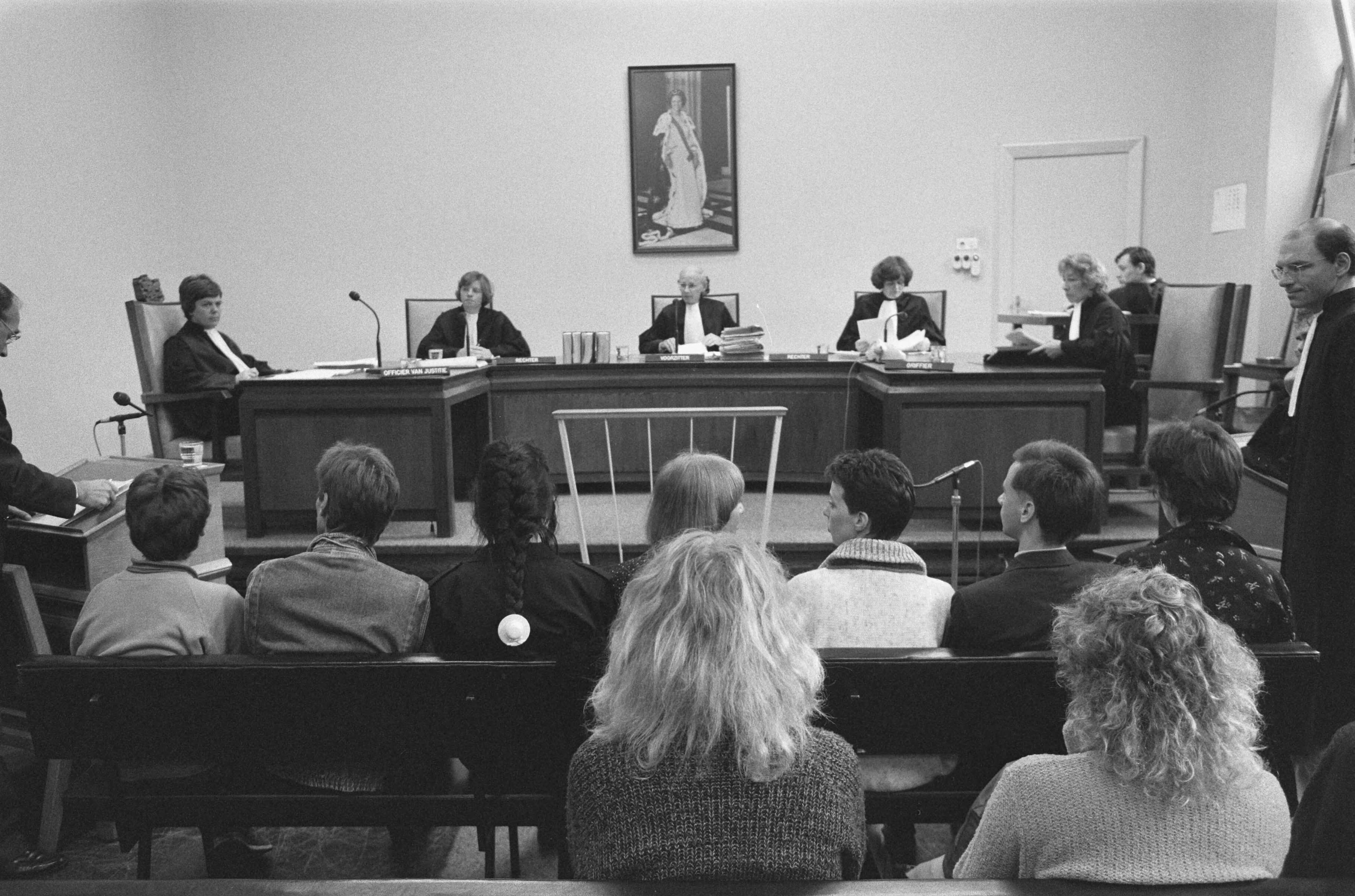 Fotocollectie Anefo — Dierenbevrijders voor rechter in Utrecht; overzicht rechtszaal — Foto: Croes, Rob C. / Anefo. Licentie: Set B: Rechtenvrij / Publiek Domein. Bron: Nationaal Archief. http://hdl.handle.net/10648/ad655b02-d0b4-102d-bcf8-003048976d84