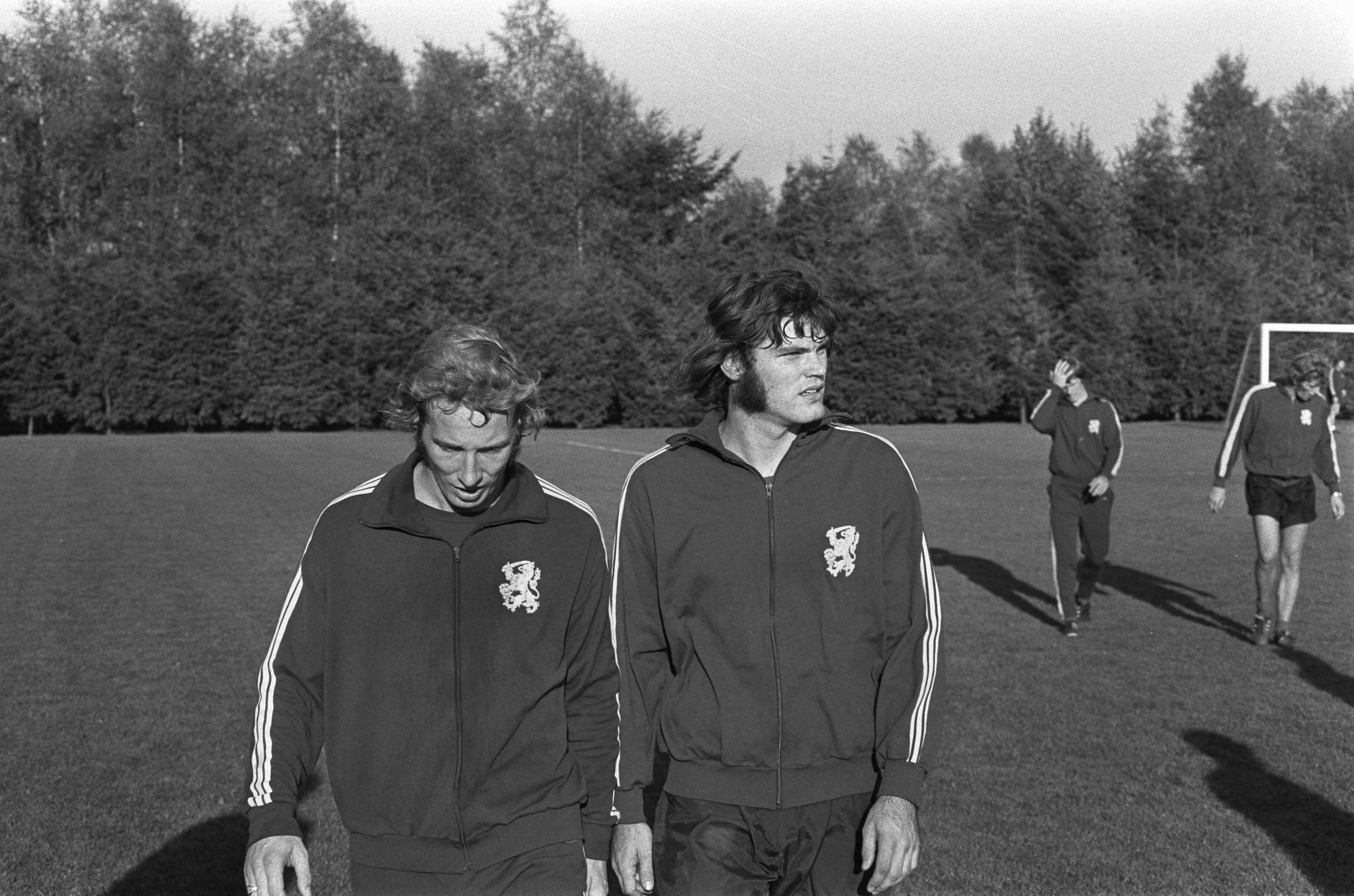 Fotocollectie Anefo — Nederlands elftal traint voor wedstrijd tegen DDR te Zeist (l) Jeuring, (r) Hulshoff — Foto: Evers, Joost / Anefo. Licentie: Set B: Rechtenvrij / Publiek Domein. Bron: Nationaal Archief. http://hdl.handle.net/10648/abd1e1b6-d0b4-102d-bcf8-003048976d84