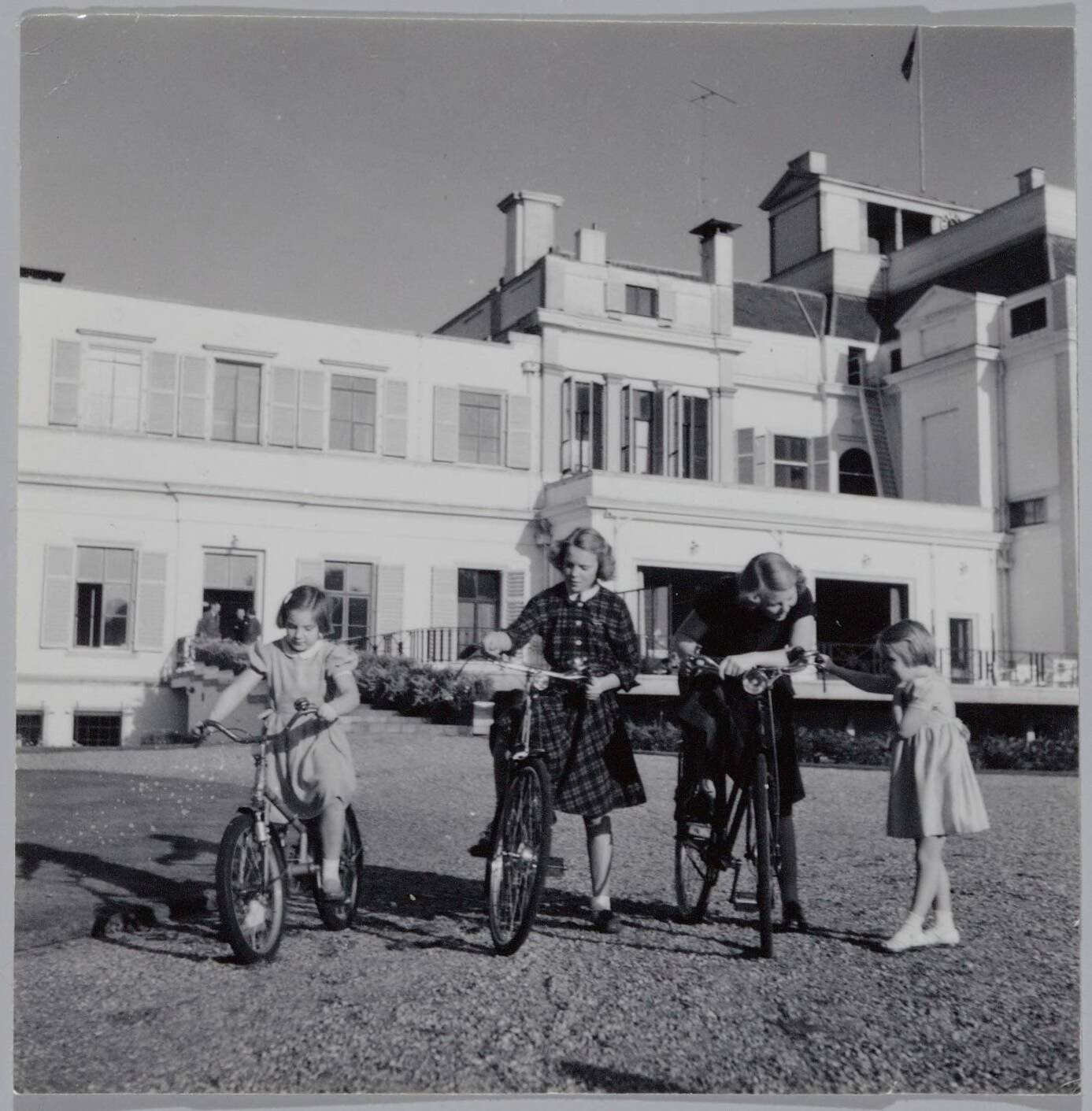 Fotocollectie RVD / Koninklijk Huis — De prinsessen Beatrix, Irene, Margriet en Marijke op de fiets bij Paleis Soestdijk — Foto: Onbekend / RVD. Licentie: Set B: Rechtenvrij / Publiek Domein. Bron: Nationaal Archief. http://hdl.handle.net/10648/afb05f1a-d0b4-102d-bcf8-003048976d84