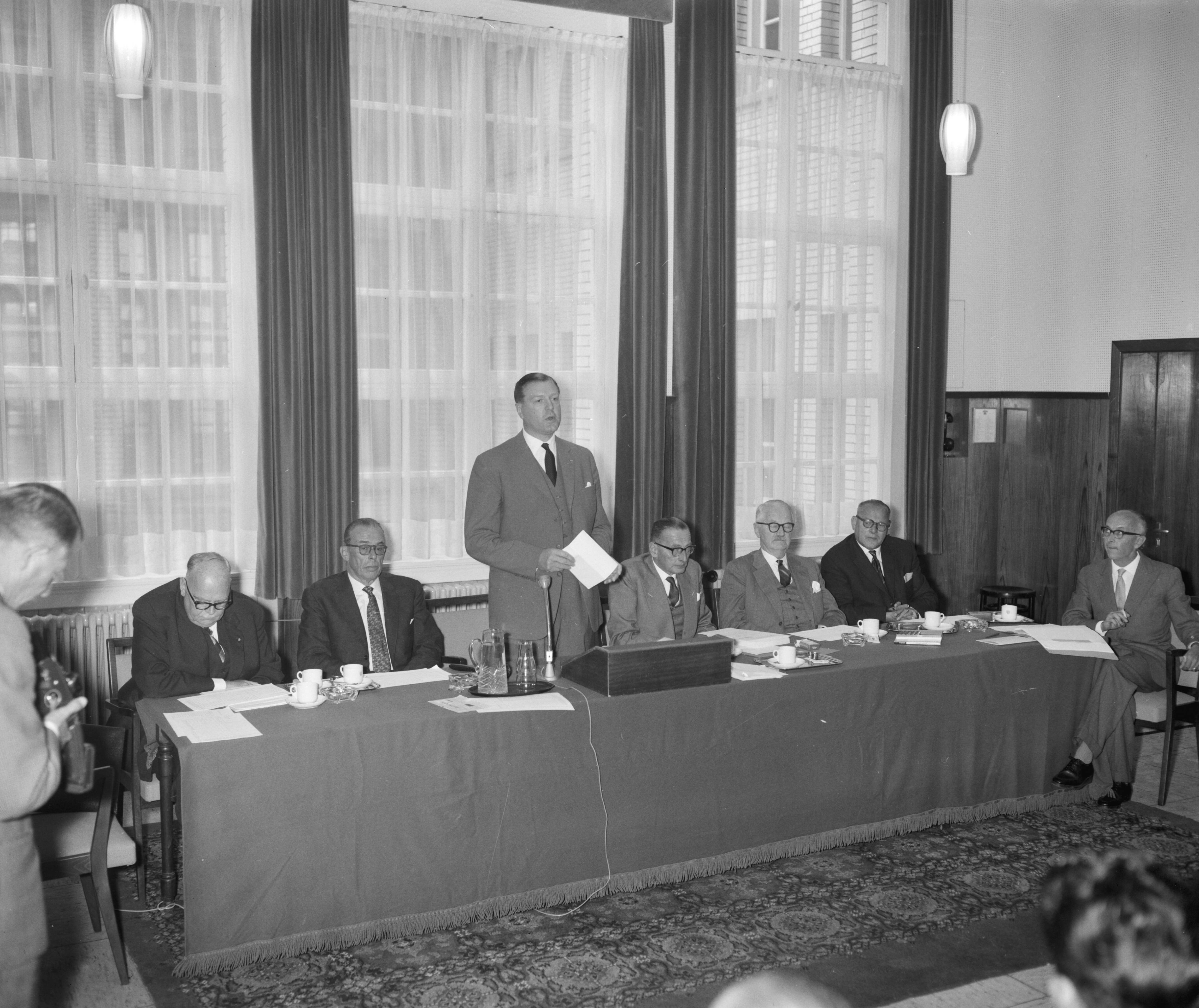 Fotocollectie Anefo — Stichting Bankstudies aan de Koninginnegracht 101 Den Haag. Uitreiking diploma's (opdracht) — Foto: Bilsen, Joop van / Anefo. Licentie: Set B: Rechtenvrij / Publiek Domein. Bron: Nationaal Archief. http://hdl.handle.net/10648/a9ddc15e-d0b4-102d-bcf8-003048976d84
