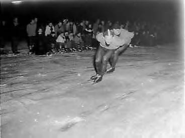 Fotocollectie Anefo — Eerste schaatswedstrijden Den Haag. Egbert van t Oever en Wim de Graaff — Foto: Pot, Harry / Anefo. Licentie: Set B: Rechtenvrij / Publiek Domein. Bron: Nationaal Archief. http://hdl.handle.net/10648/a95332b4-d0b4-102d-bcf8-003048976d84