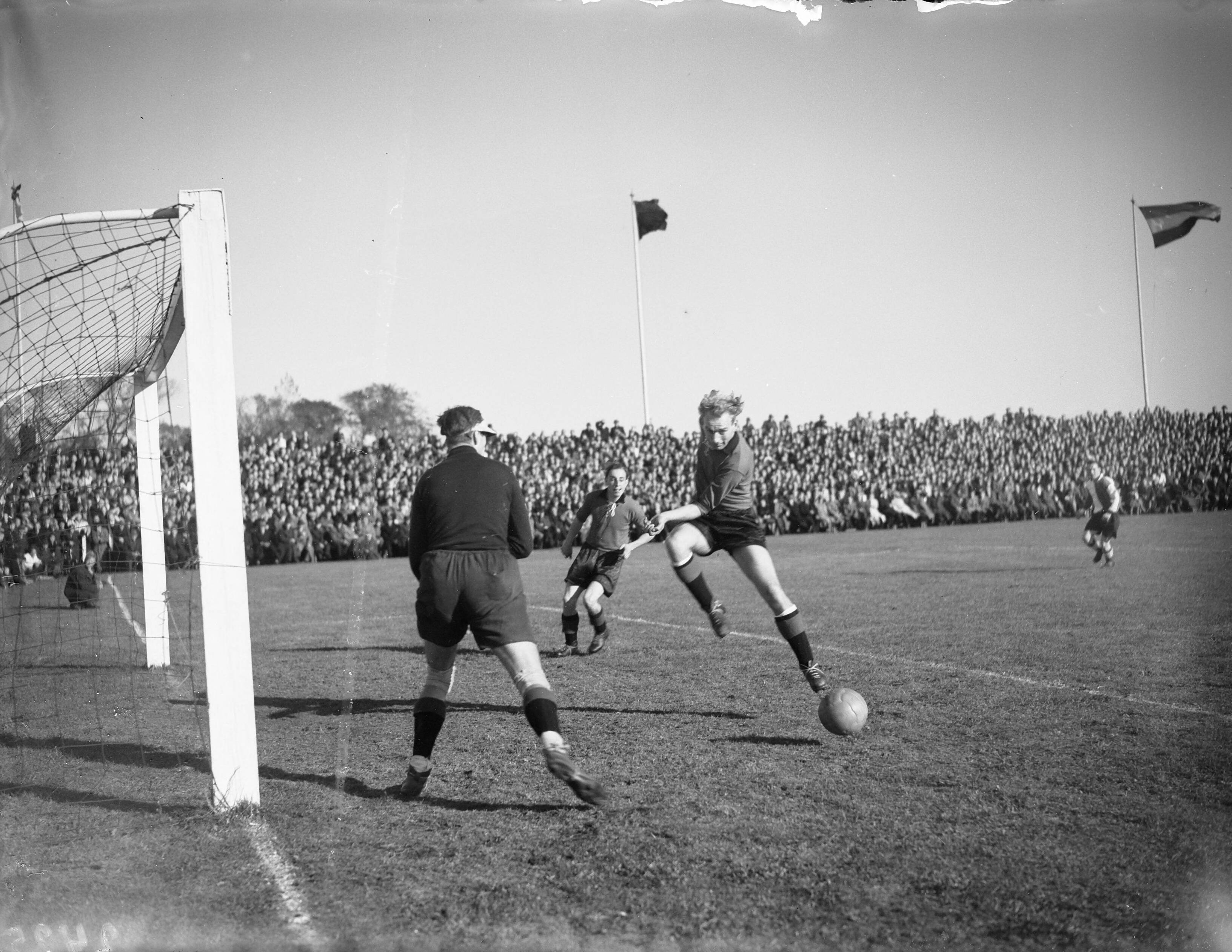 Fotocollectie Anefo — Voetbal. EDO tegen Feijenoord (0-0). Spelmoment — Foto: Meijer, T.A. / Anefo. Licentie: Set B: Rechtenvrij / Publiek Domein. Bron: Nationaal Archief. http://hdl.handle.net/10648/a8aec4e0-d0b4-102d-bcf8-003048976d84
