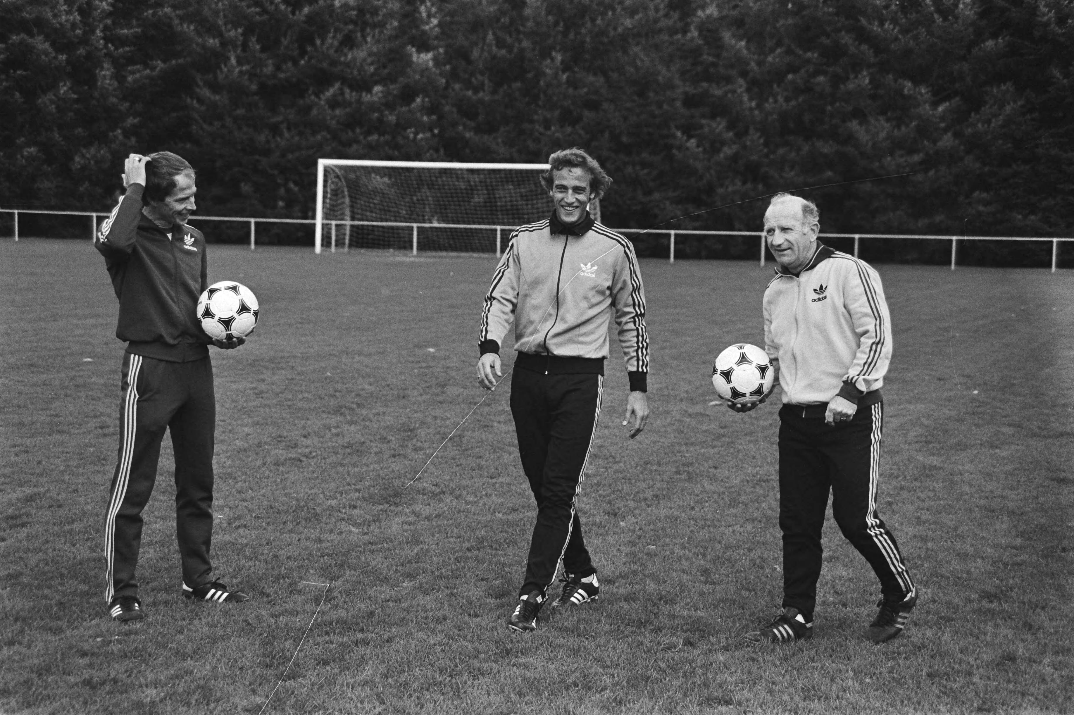 Training van Johan Neeskens in Zeist om eventueel a.s. woensdag in het Nederlands elftal te spelen — Johan Neeskens (midden) en Kees Rijvers (rechts) tijdens de test — Foto: Dijk, Hans van / Anefo. Licentie: Set B: Rechtenvrij / Publiek Domein. Bron: Nationaal Archief. http://hdl.handle.net/10648/ad05c282-d0b4-102d-bcf8-003048976d84