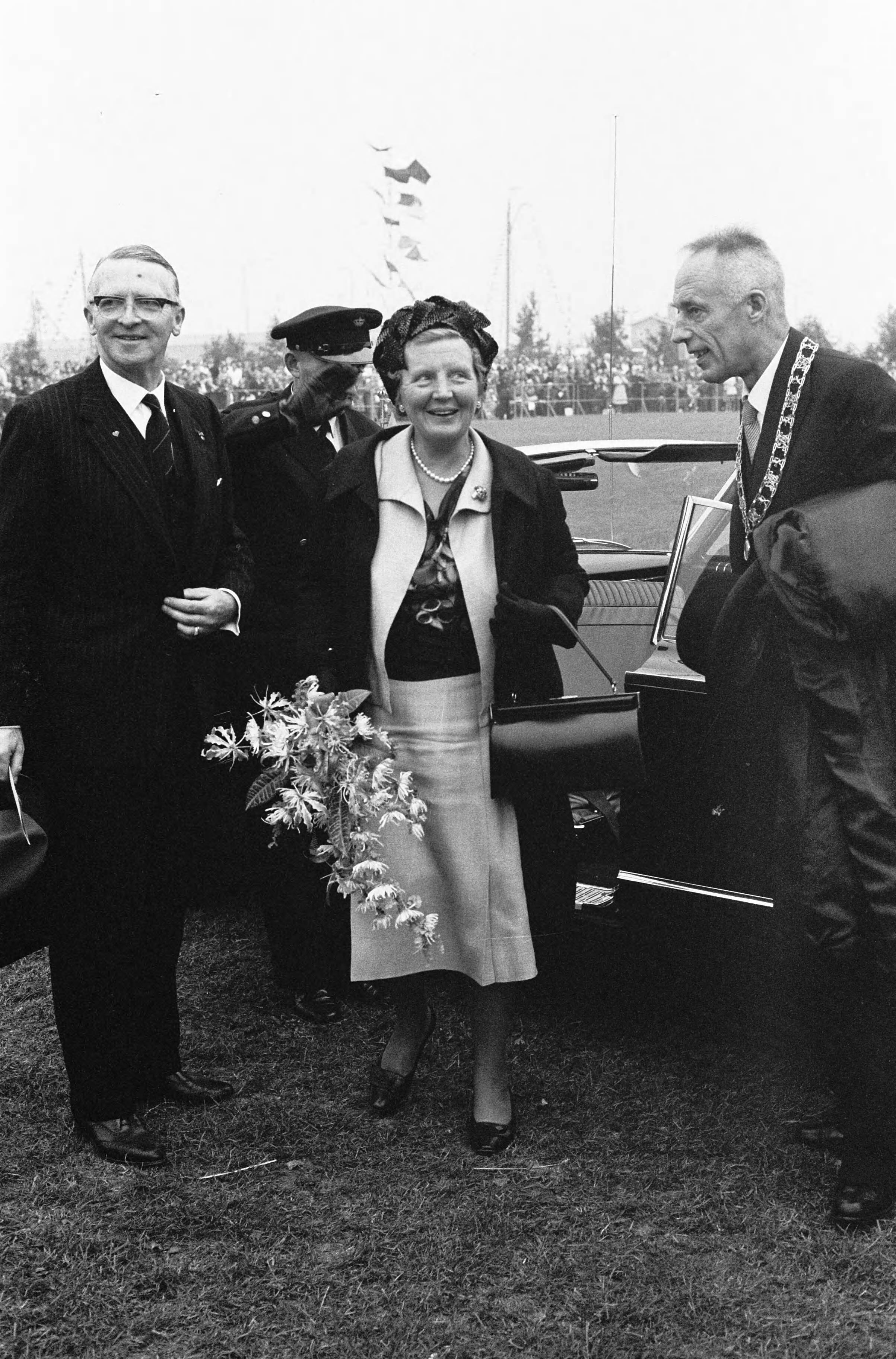 Fotocollectie Anefo — Koningin Juliana bracht een bezoek aan de tentoonstelling "Frisiana" te Leeuwarden. Aankomst van de koningin, met rechts de burgemeester van Leeuwarden, A.A.M. van der Meulen en links de Commissaris der Koningin in Friesland, mr. H.P. Linthorst Homan — Foto: Pot, Harry / Anefo. Licentie: Set B: Rechtenvrij / Publiek Domein. Bron: Nationaal Archief. http://hdl.handle.net/10648/aa45e05e-d0b4-102d-bcf8-003048976d84