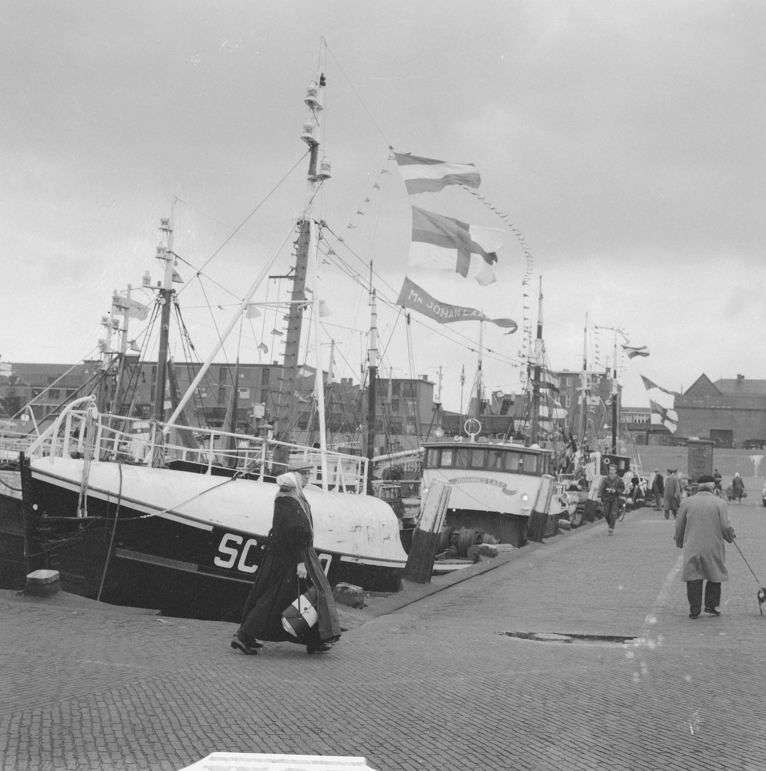 Fotocollectie Anefo — Vlaggetjesdag in Scheveningen — Foto: Koch, Eric / Anefo. Licentie: Set B: Rechtenvrij / Publiek Domein. Bron: Nationaal Archief. http://hdl.handle.net/10648/aa092128-d0b4-102d-bcf8-003048976d84