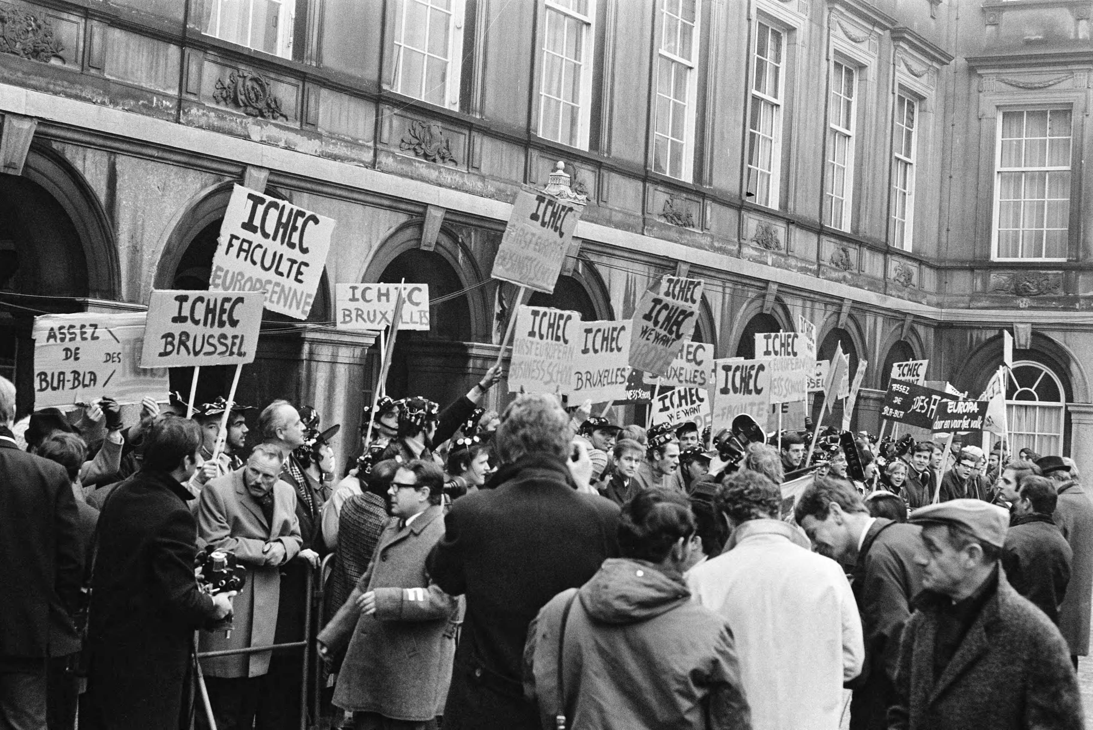 Fotocollectie Anefo — Demonstraties bij het Binnenhof Den Haag tijdens EEG-conferentie. Politiepaard reed vooraan de stoet — Foto: Verhoeff, Bert / Anefo. Licentie: Set B: Rechtenvrij / Publiek Domein. Bron: Nationaal Archief. http://hdl.handle.net/10648/ab8431d2-d0b4-102d-bcf8-003048976d84