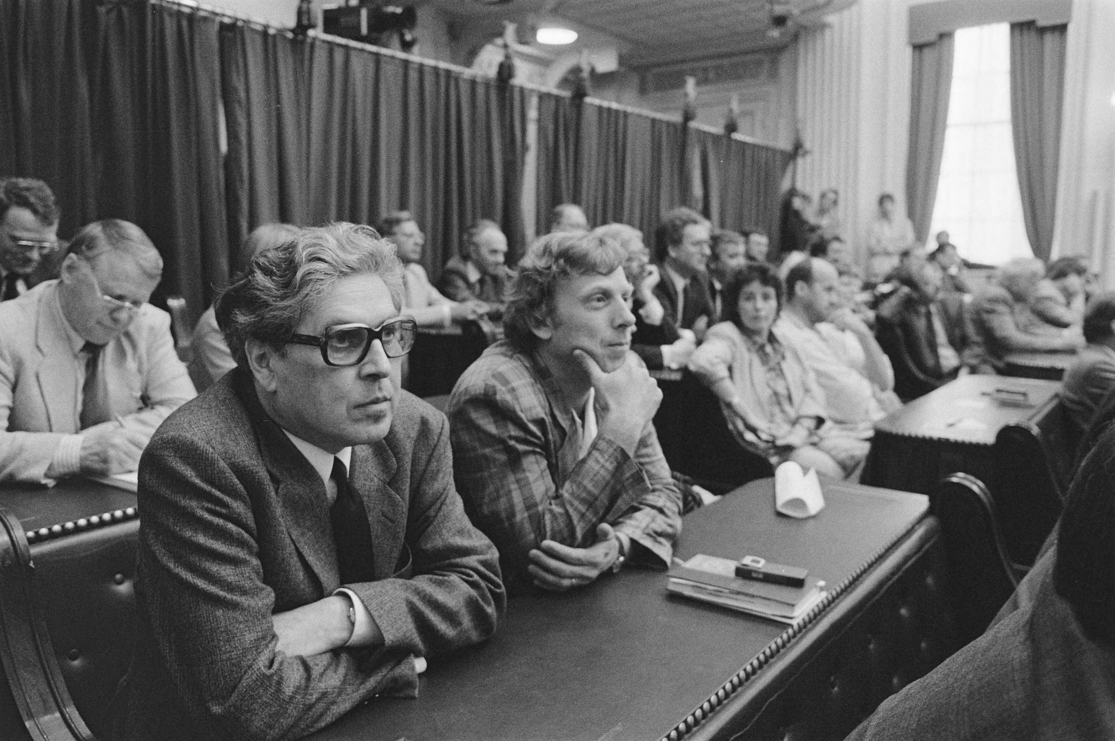 Fotocollectie Anefo — Afscheid vertrekkende Tweede Kamerleden in Den Haag ; Fred van der Spek (l) en Wilbert Willems van de PSP — Foto: Croes, Rob C. / Anefo. Licentie: Set B: Rechtenvrij / Publiek Domein. Bron: Nationaal Archief. http://hdl.handle.net/10648/ad53e34a-d0b4-102d-bcf8-003048976d84