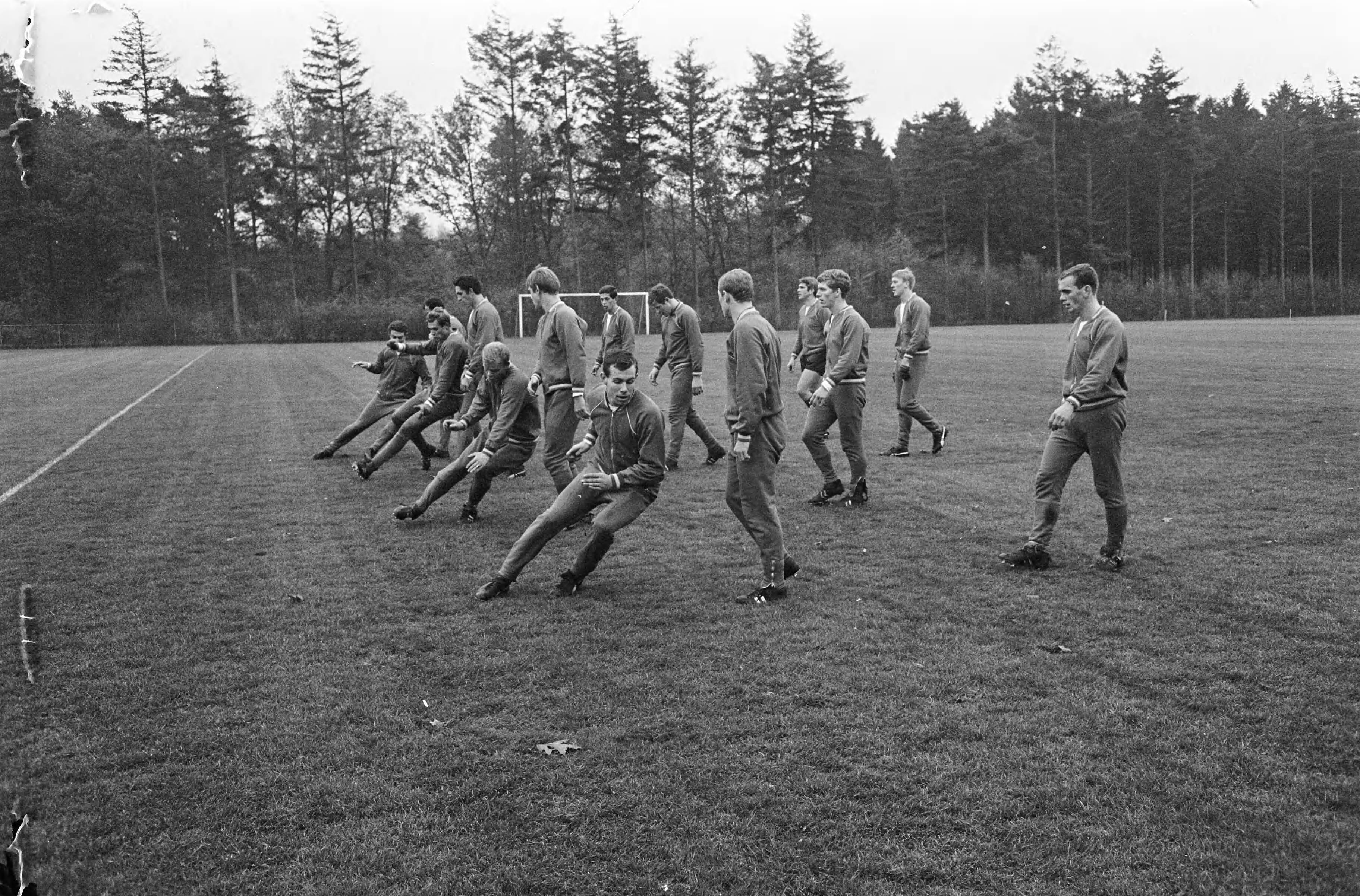 Fotocollectie Anefo — Training Nederlands elftal te Zeist, conditiespelletje onder leiding van Georg Kessler — Foto: Koch, Eric / Anefo. Licentie: Set B: Rechtenvrij / Publiek Domein. Bron: Nationaal Archief. http://hdl.handle.net/10648/ab2dcf0e-d0b4-102d-bcf8-003048976d84
