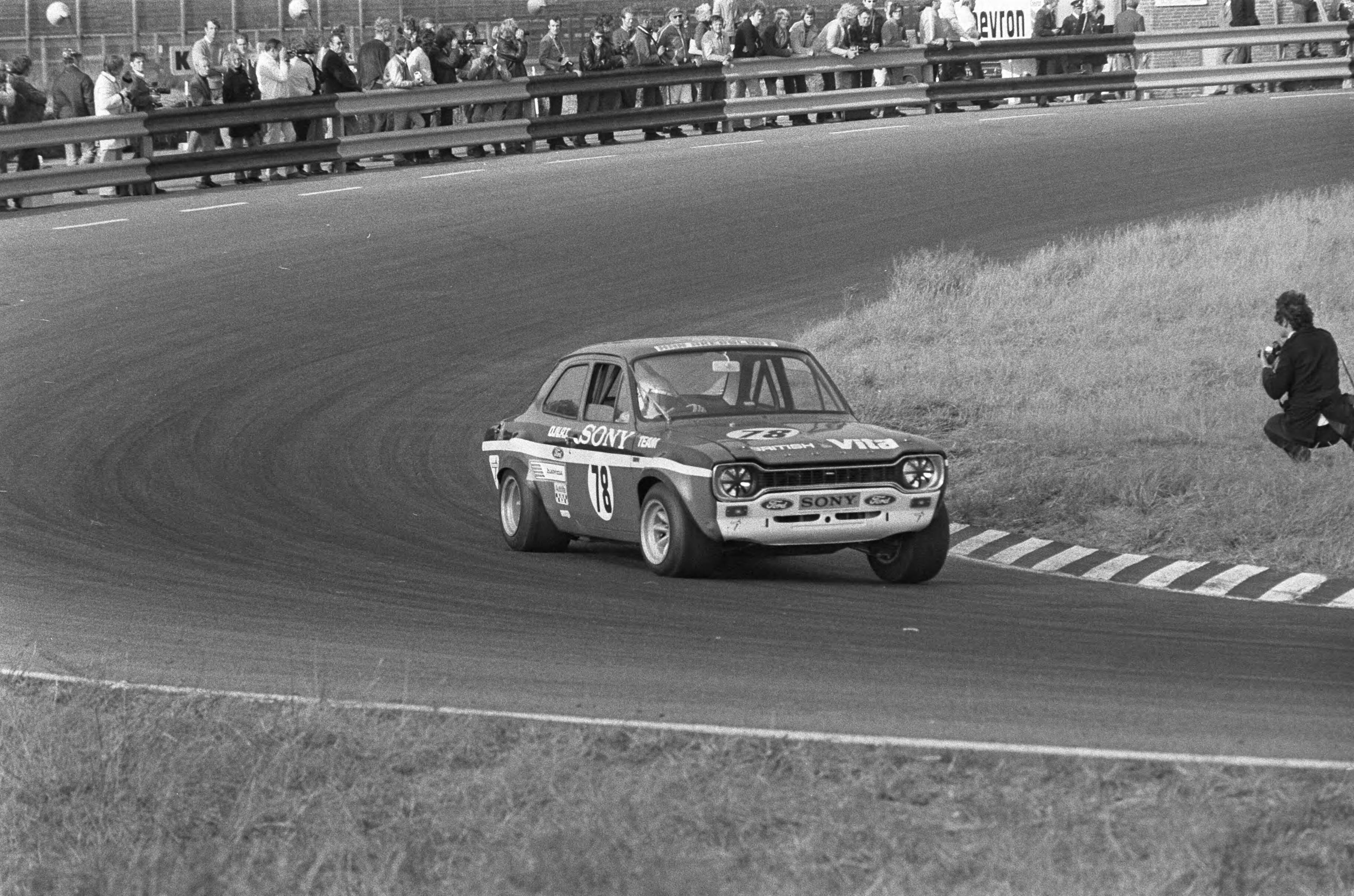 Fotocollectie Anefo — Autoraces Zandvoort — Foto: Mieremet, Rob / Anefo. Licentie: Set B: Rechtenvrij / Publiek Domein. Bron: Nationaal Archief. http://hdl.handle.net/10648/abd2c4e6-d0b4-102d-bcf8-003048976d84