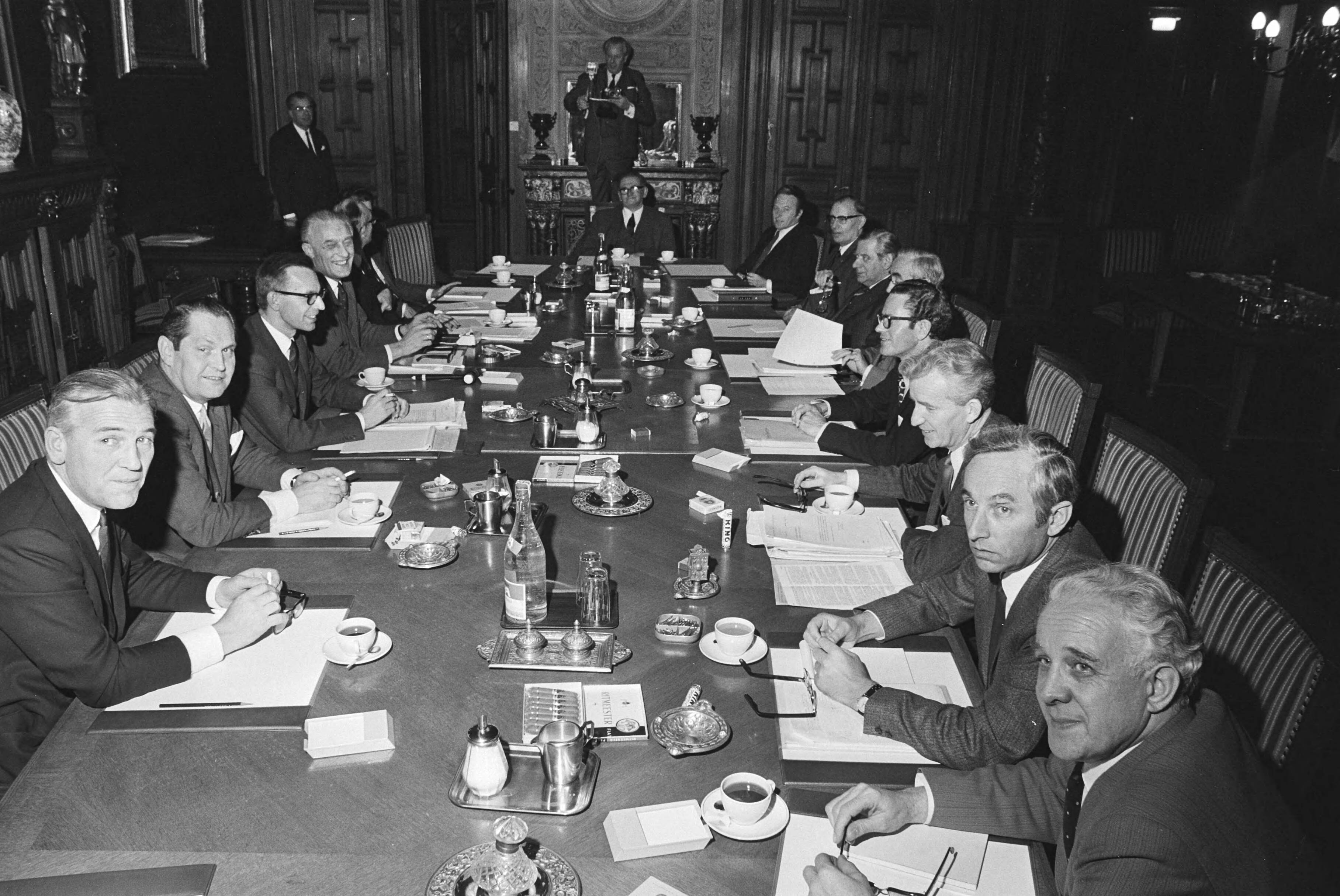 Fotocollectie Anefo — Vergadering regering, vakbonden en werkgevers over lonen van volgend jaar op Ministerie van Justitie, Den Haag ; overzicht — Foto: Mieremet, Rob / Anefo. Licentie: Set B: Rechtenvrij / Publiek Domein. Bron: Nationaal Archief. http://hdl.handle.net/10648/abac5f86-d0b4-102d-bcf8-003048976d84