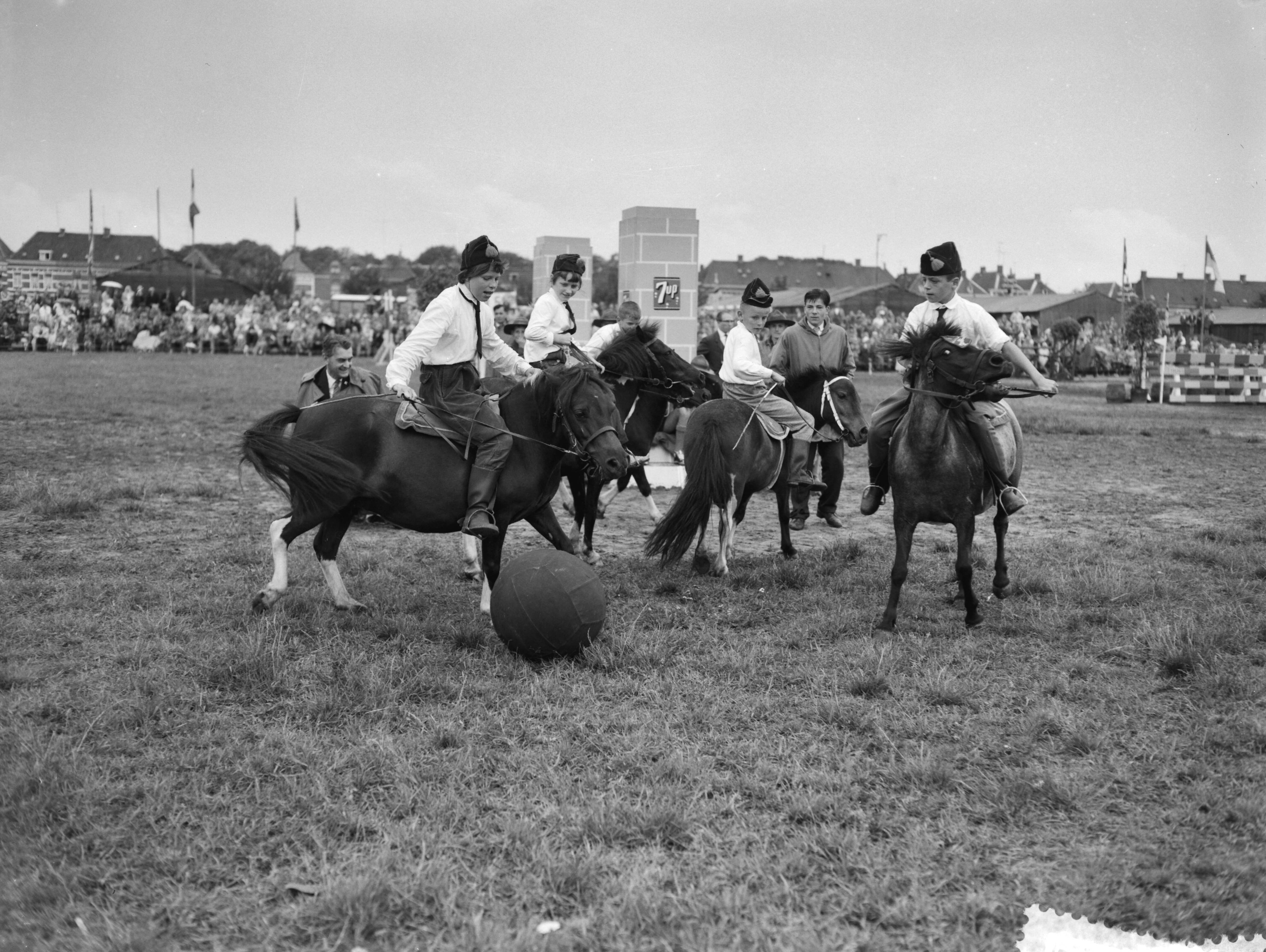 Fotocollectie Anefo — Concours hippique te Breda. De landelijke rijvereniging Bemmel en Omstreden gaf een demonstratie "pony voetbal" — Foto: Rossem, Wim van / Anefo. Licentie: Set B: Rechtenvrij / Publiek Domein. Bron: Nationaal Archief. http://hdl.handle.net/10648/a9b5a0b6-d0b4-102d-bcf8-003048976d84