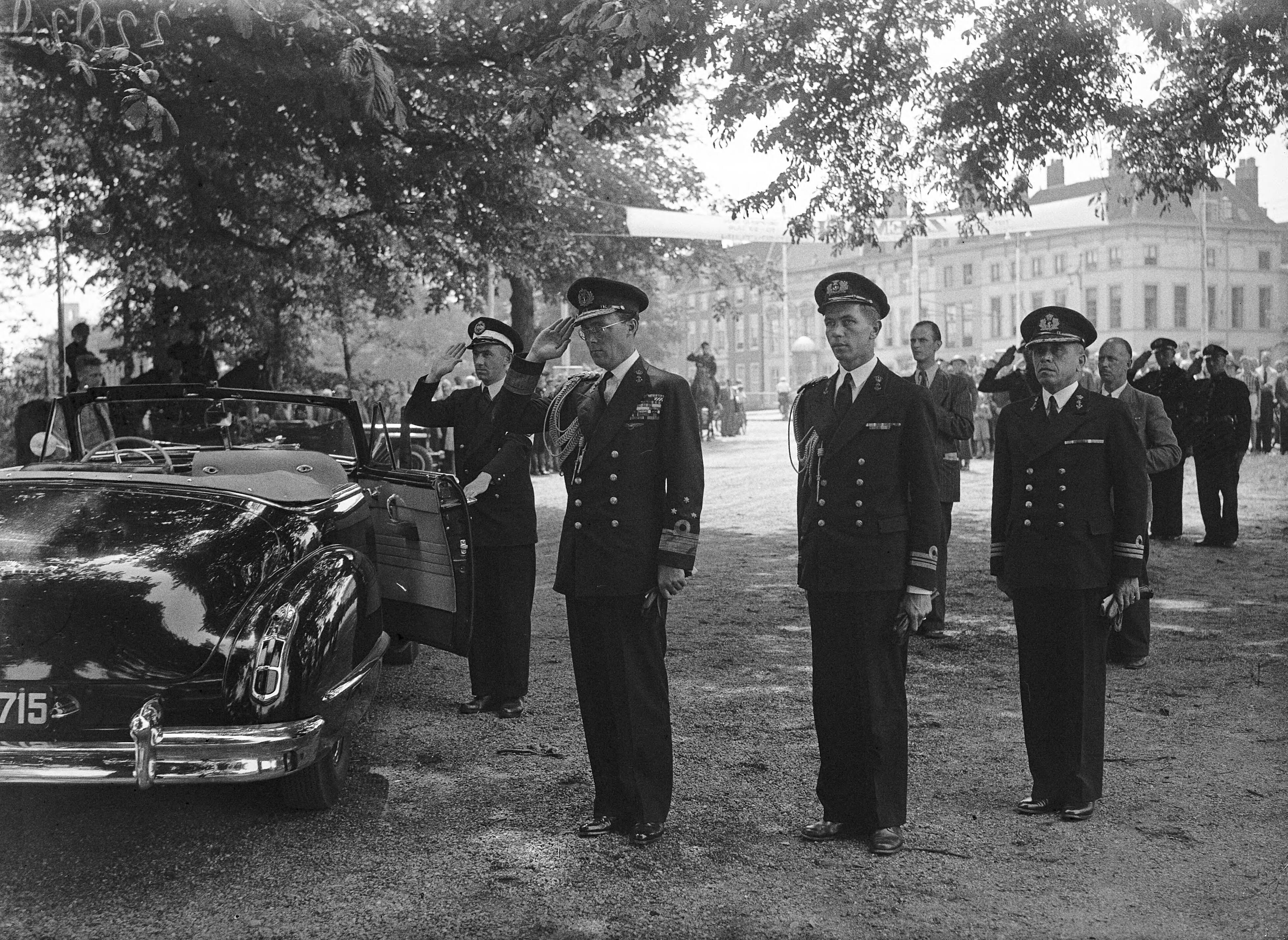 Opening marinetentoonstelling in de Dierentuin te Den Haag door prins Bernhard — Tijdens het spelen van het volkslied — Foto: Sagers, Harry / Anefo. Licentie: Set B: Rechtenvrij / Publiek Domein. Bron: Nationaal Archief. http://hdl.handle.net/10648/a8aaf95a-d0b4-102d-bcf8-003048976d84