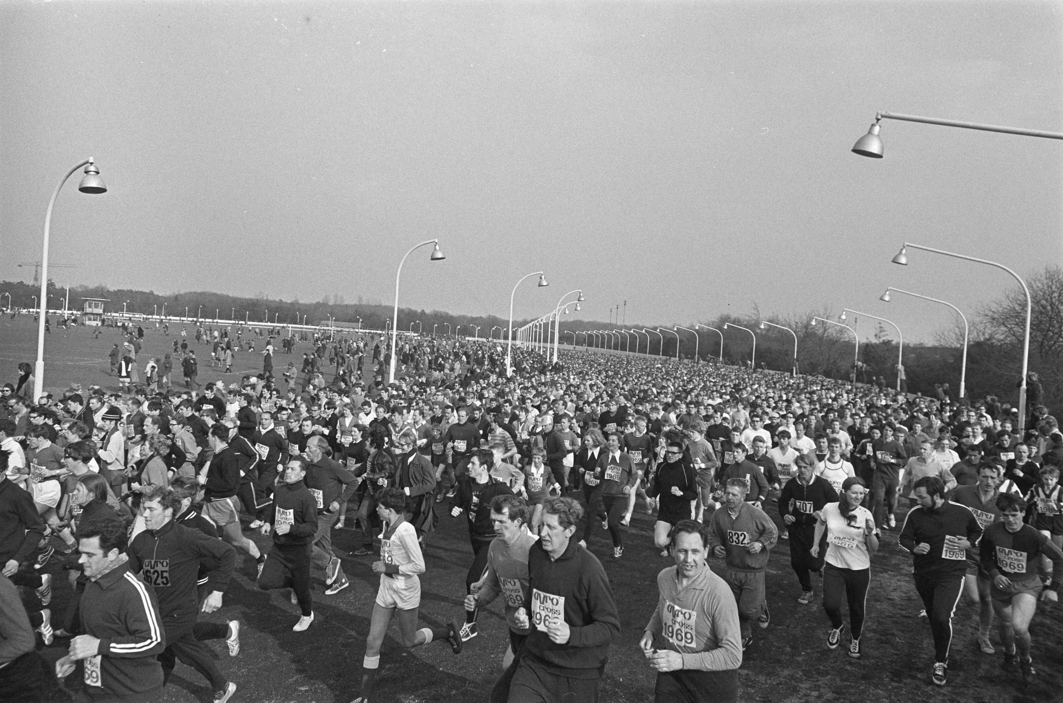 Fotocollectie Anefo — AVRO-Cross te Hilversum — Foto: Nijs, Jac. de / Anefo. Licentie: Set B: Rechtenvrij / Publiek Domein. Bron: Nationaal Archief. http://hdl.handle.net/10648/ab632212-d0b4-102d-bcf8-003048976d84