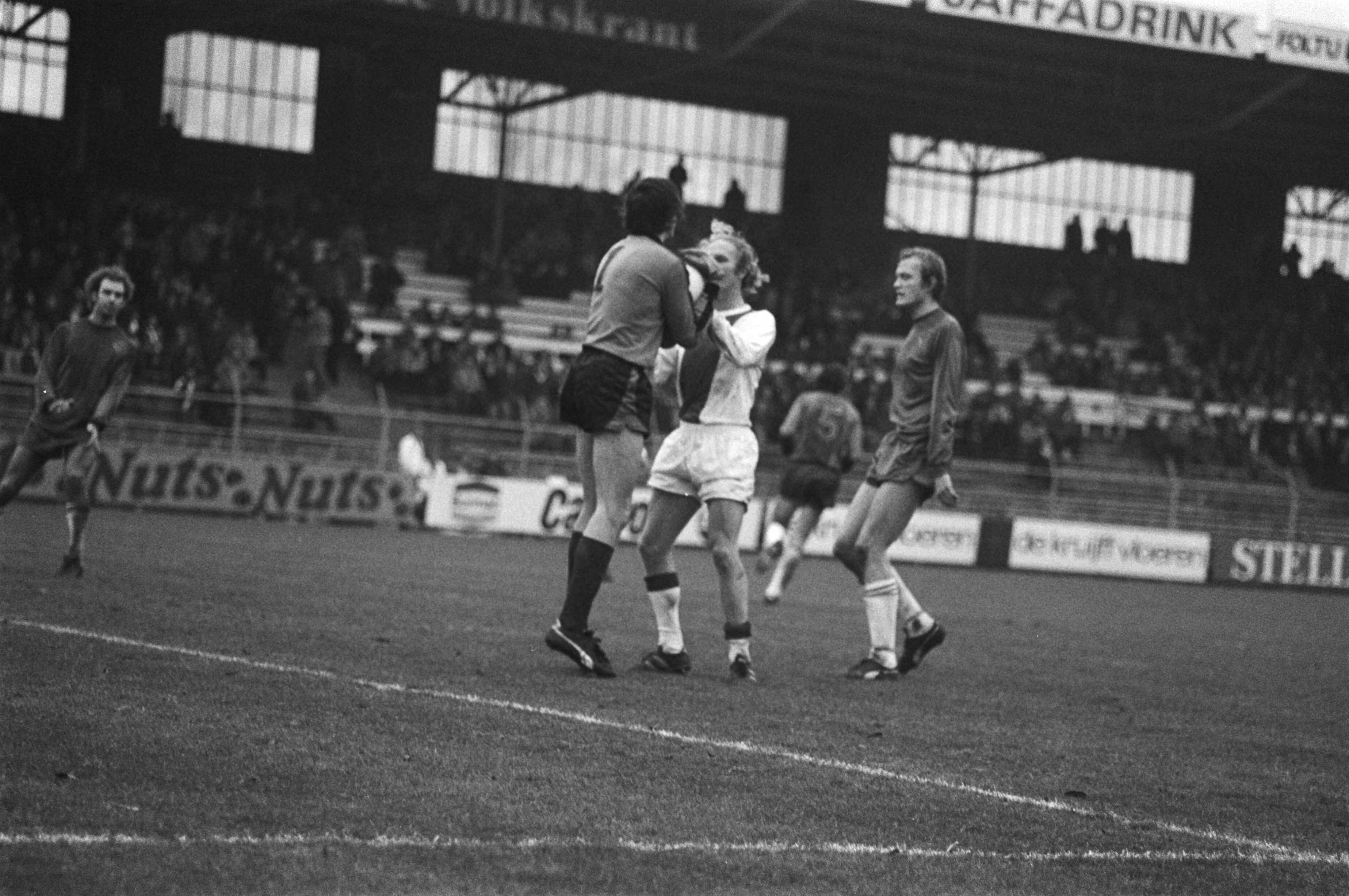 Fotocollectie Anefo — Ajax tegen Haarlem 1-1, spelmomenten, 14 trainer Hughes — Foto: Bogaerts, Rob / Anefo. Licentie: Set B: Rechtenvrij / Publiek Domein. Bron: Nationaal Archief. http://hdl.handle.net/10648/aca8659c-d0b4-102d-bcf8-003048976d84