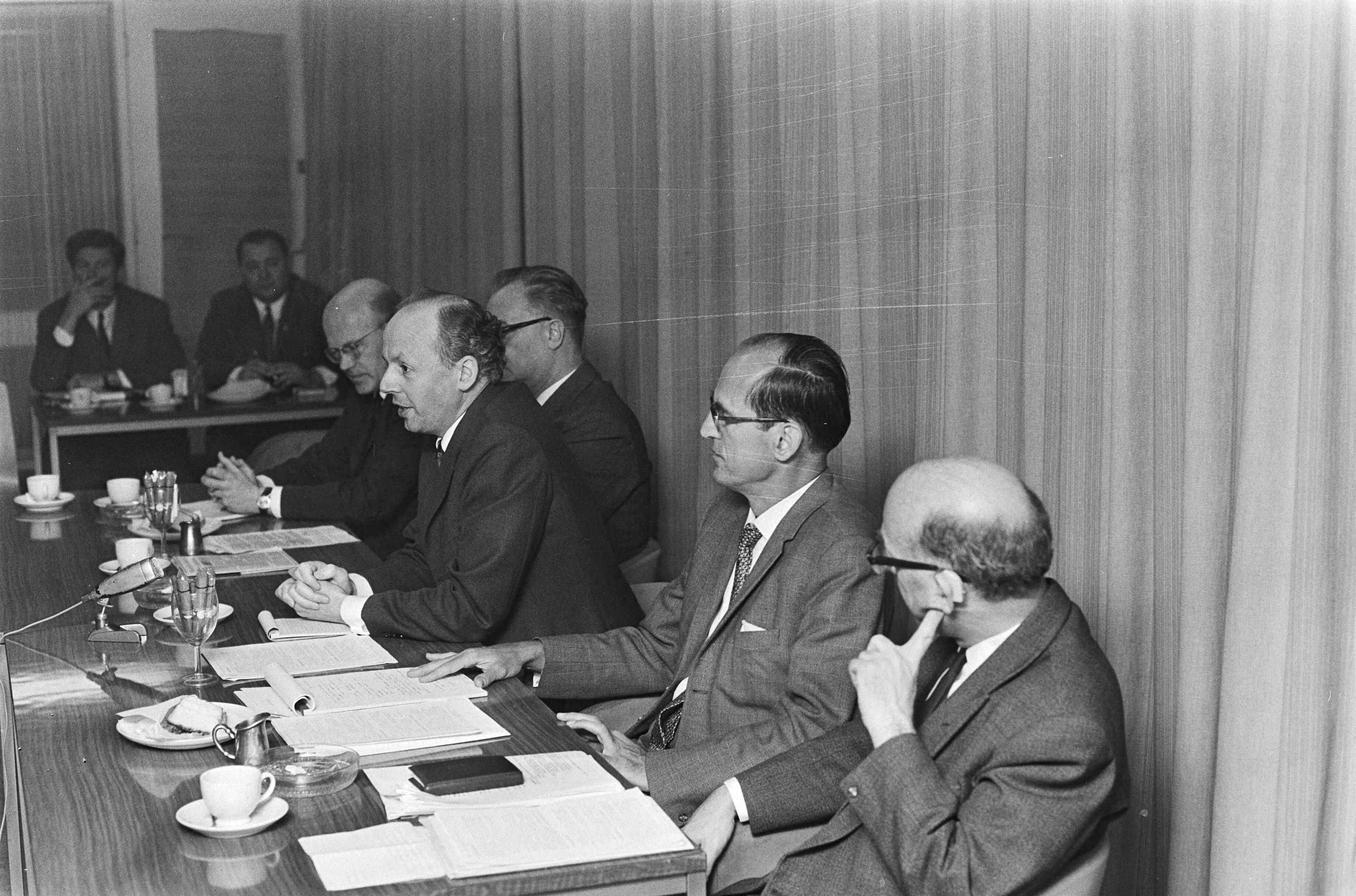 Fotocollectie Anefo — W. Drees Jr. lijsttrekker DS 70 ; persconferentie, Den Haag — Foto: Evers, Joost / Anefo. Licentie: Set B: Rechtenvrij / Publiek Domein. Bron: Nationaal Archief. http://hdl.handle.net/10648/abaf78d8-d0b4-102d-bcf8-003048976d84
