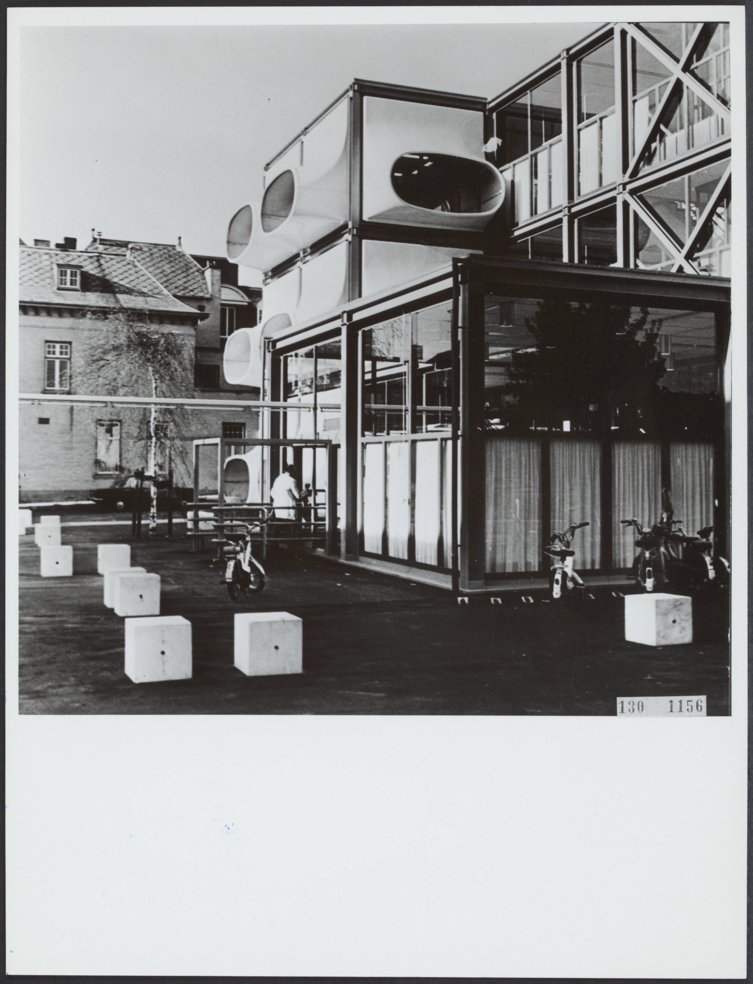 Fotocollectie Rijksvoorlichtingsdienst Eigen — Gebouw Algemeen Ziekenfonds van de Mijnstreek. Architect Laurens Bisscheroux [1972] — Foto: Rijksvoorlichtingsdienst (RVD). Licentie: Set B: Rechtenvrij / Publiek Domein. Bron: Nationaal Archief. http://hdl.handle.net/10648/af4d3142-d0b4-102d-bcf8-003048976d84