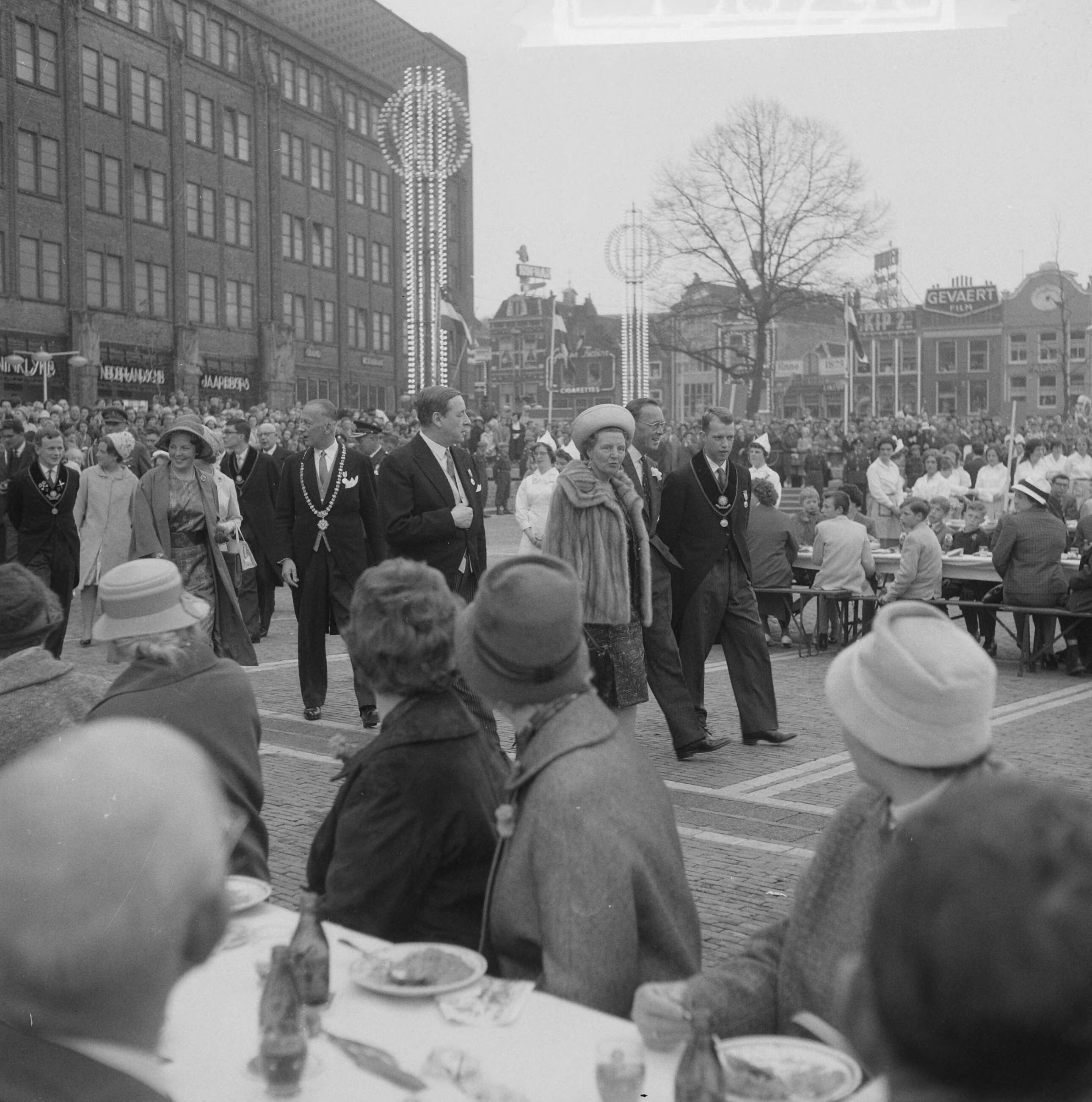 Koninklijk bezoek aan Utrecht (1962) — Koninklijk bezoek aan Utrecht — Foto: Merk, Ben / Anefo. Licentie: Set B: Rechtenvrij / Publiek Domein. Bron: Nationaal Archief. http://hdl.handle.net/10648/aa06a808-d0b4-102d-bcf8-003048976d84