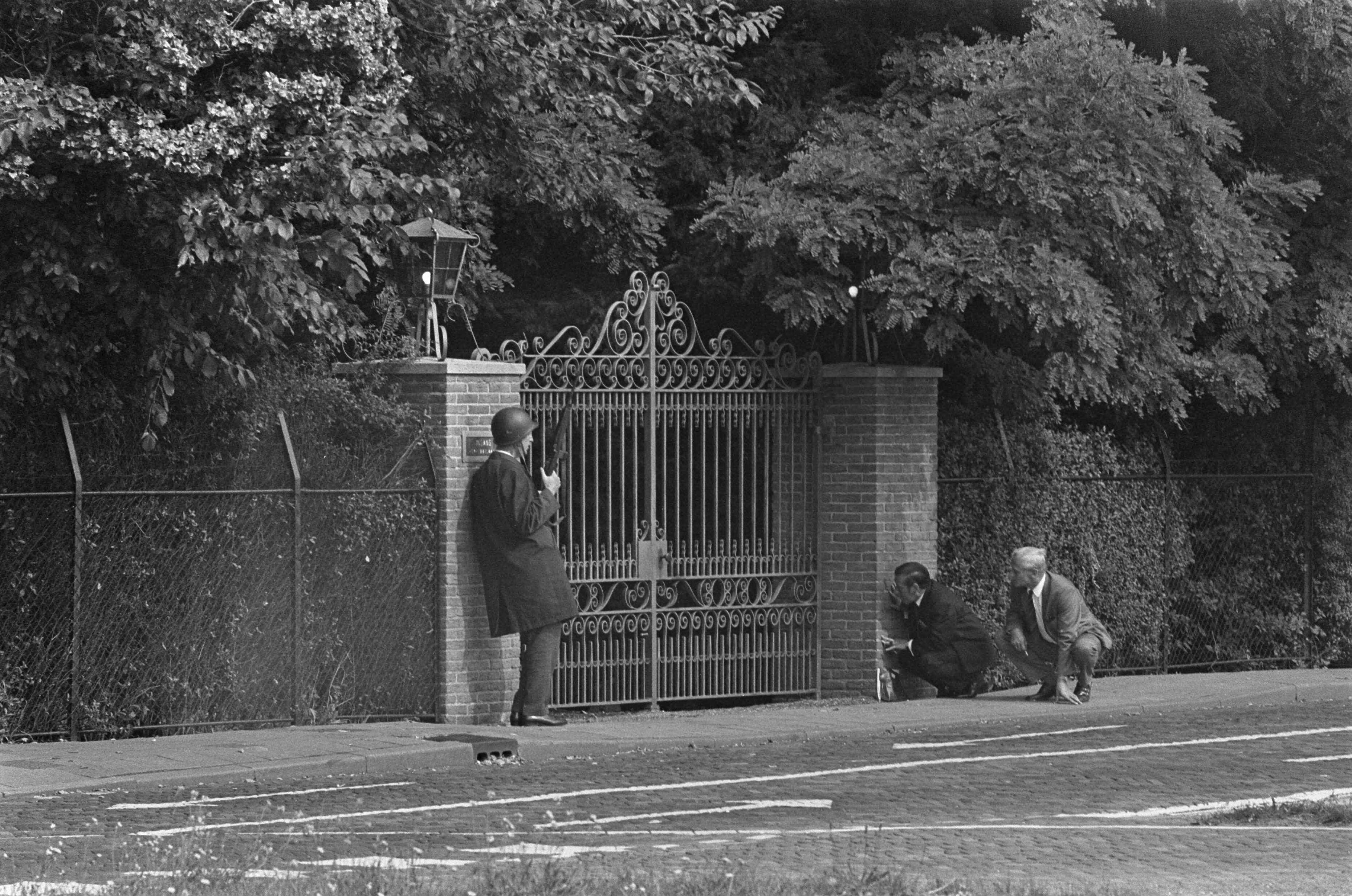 Fotocollectie Anefo — Ambonezen hebben woning van Indonesische Ambassadeur beze Wassenaar, waarbij een agent werd doodgeschoten — Foto: Evers, Joost / Anefo. Licentie: Set B: Rechtenvrij / Publiek Domein. Bron: Nationaal Archief. http://hdl.handle.net/10648/aba164fa-d0b4-102d-bcf8-003048976d84
