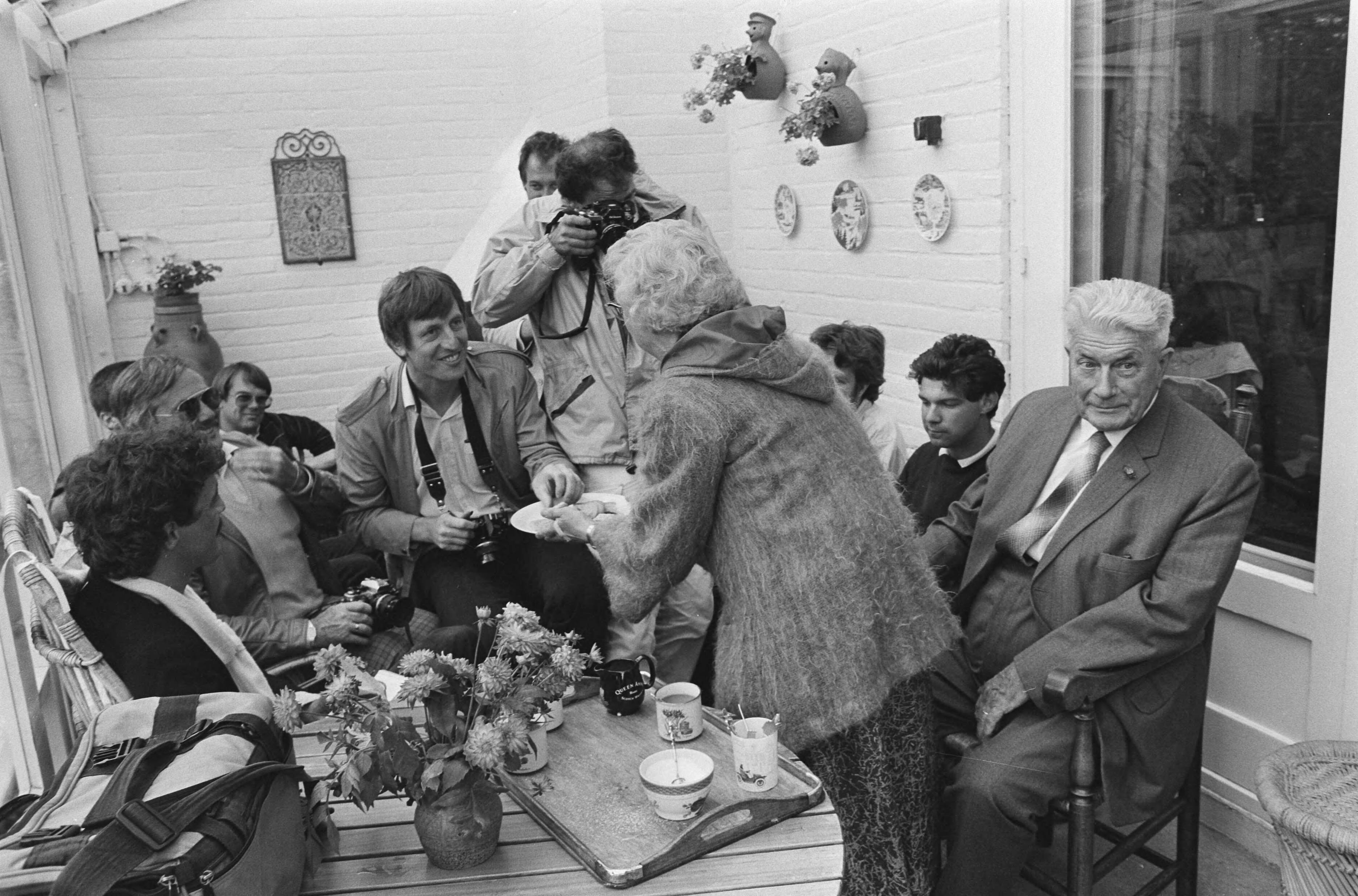 Fotocollectie Anefo — Ex RSV topman de Vries nodigt pers op de koffie in zijn villa in Vinkeveen, waarvan de veiling niet door zal gaan de pers op de koffie in villa van de Vries in — Foto: Gerrits, Roland / Anefo. Licentie: Set B: Rechtenvrij / Publiek Domein. Bron: Nationaal Archief. http://hdl.handle.net/10648/ad56969e-d0b4-102d-bcf8-003048976d84