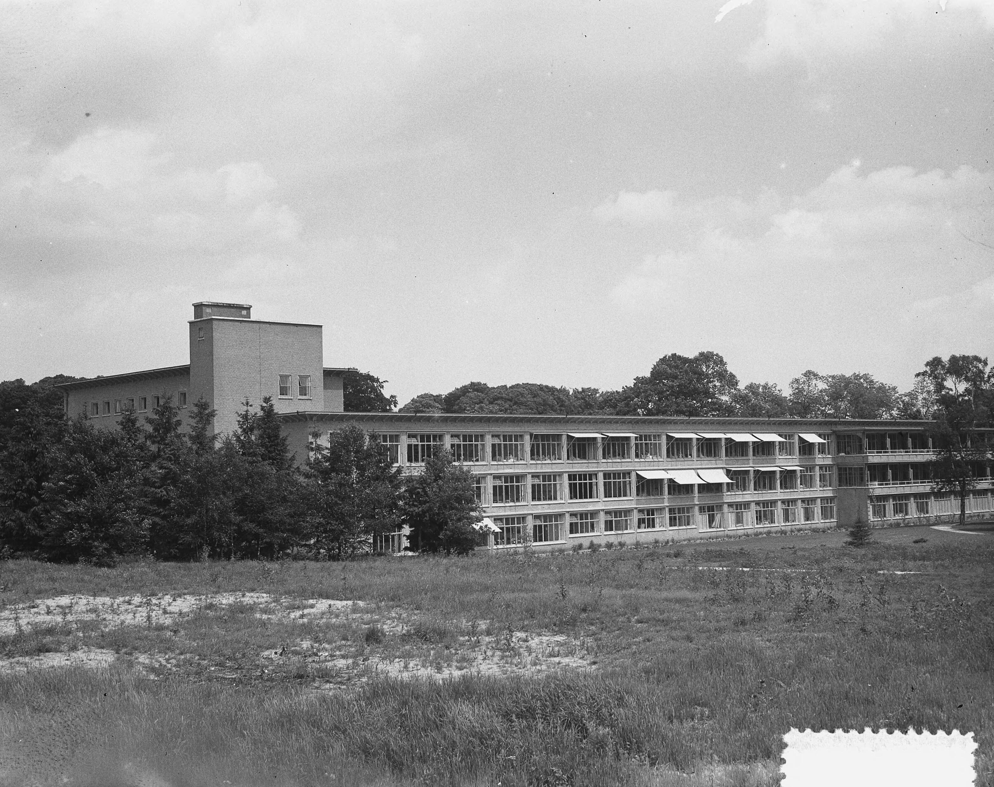 Studenten Sanatorium te Laren — Studenten Sanatorium te Laren. Het nieuwe gebouw, architect ir. J. van der Linden — Foto: Consenheim, Wim / Anefo. Licentie: Set B: Rechtenvrij / Publiek Domein. Bron: Nationaal Archief. http://hdl.handle.net/10648/a8fb9356-d0b4-102d-bcf8-003048976d84