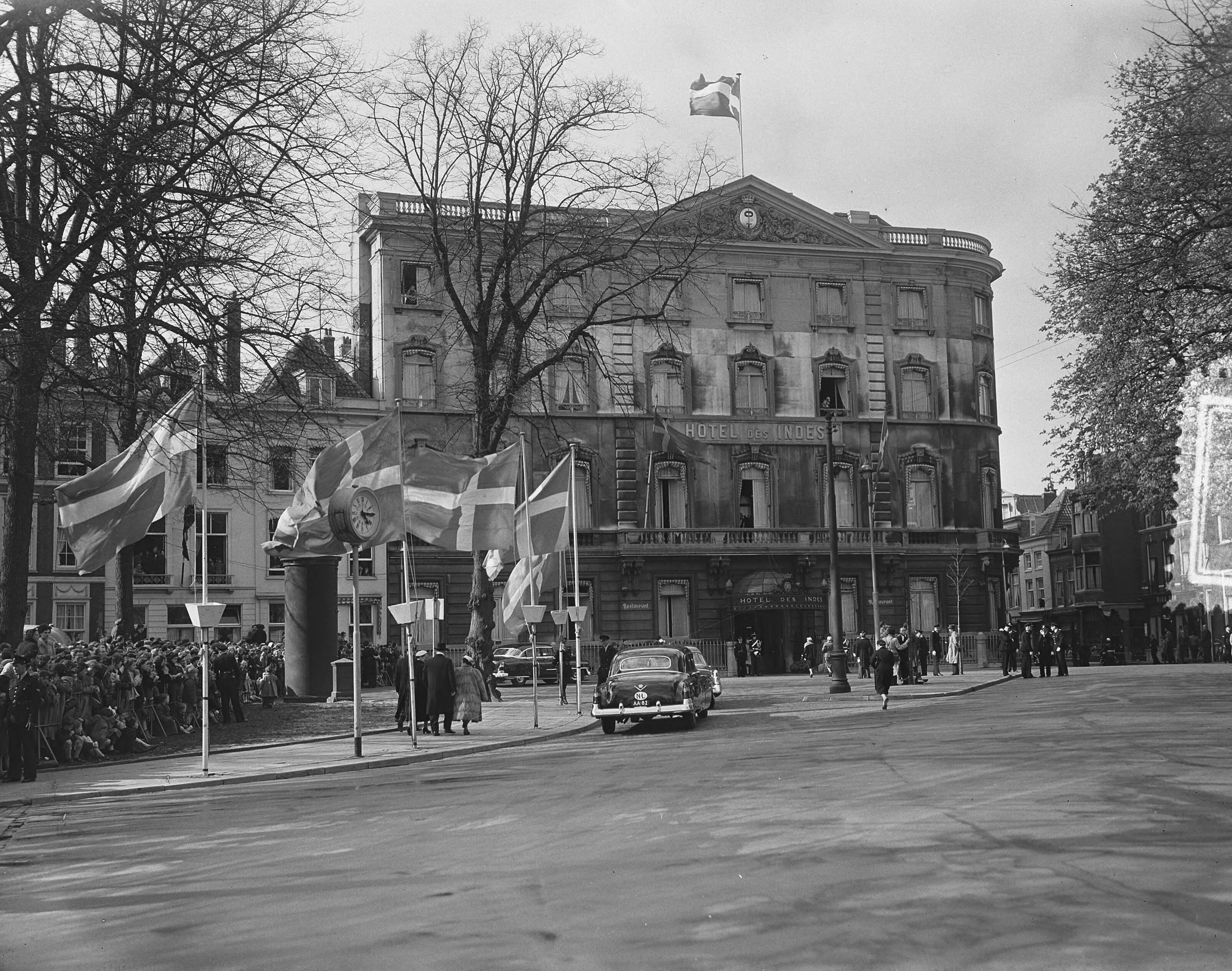 Deens staatsbezoek (1954) — Tweede dag Deens staatsbezoek. Aankomst bij de Deense legatie te Den Haag — Foto: Bilsen, Joop van / Anefo. Licentie: Set B: Rechtenvrij / Publiek Domein. Bron: Nationaal Archief. http://hdl.handle.net/10648/a920cbc6-d0b4-102d-bcf8-003048976d84