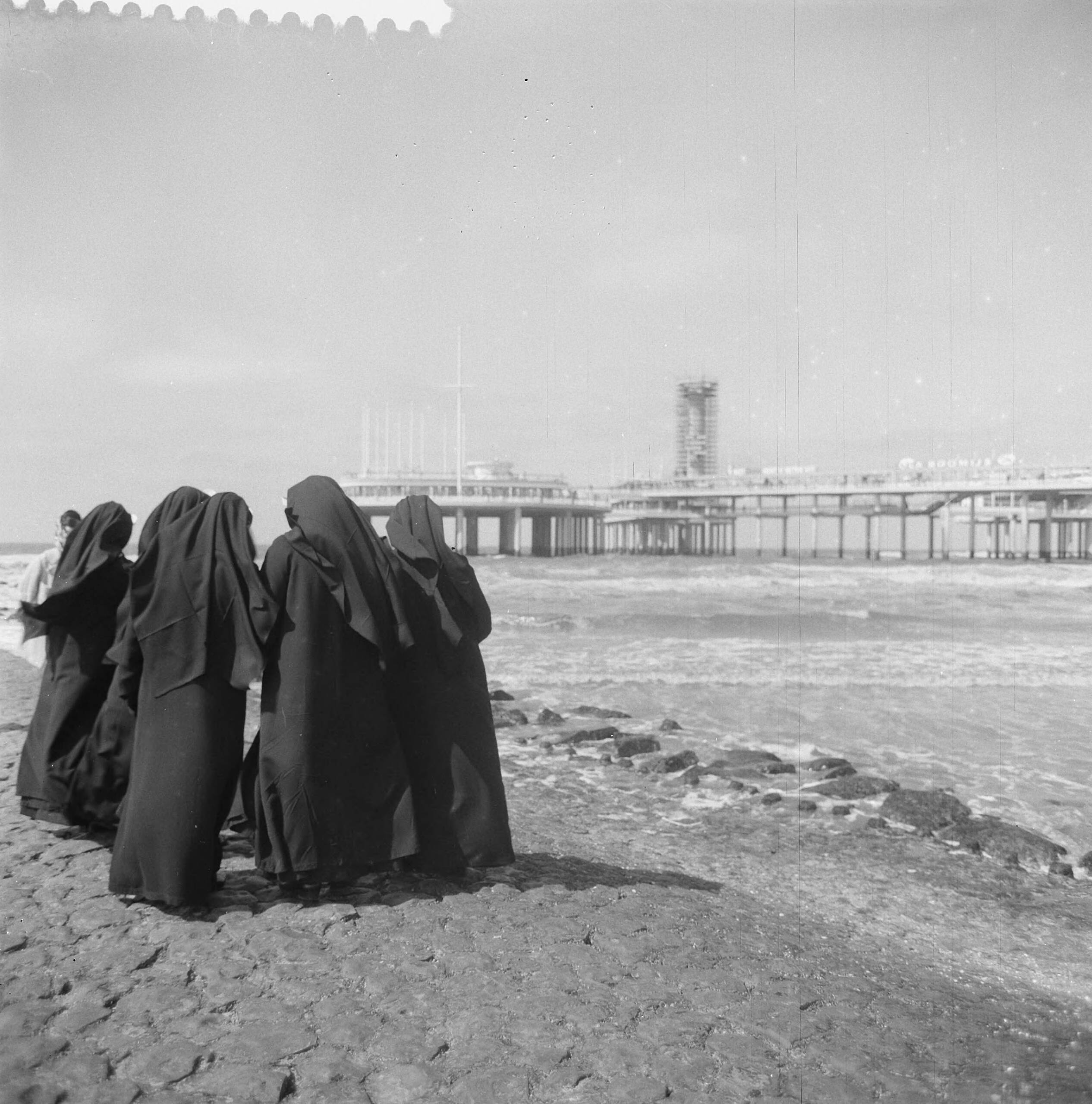 Nieuwe Pier in Scheveningen — Nieuwe Pier in Scheveningen. Nonnetje bij de pier — Foto: Nijs, Jac. de / Anefo. Licentie: Set B: Rechtenvrij / Publiek Domein. Bron: Nationaal Archief. http://hdl.handle.net/10648/a9d5b432-d0b4-102d-bcf8-003048976d84