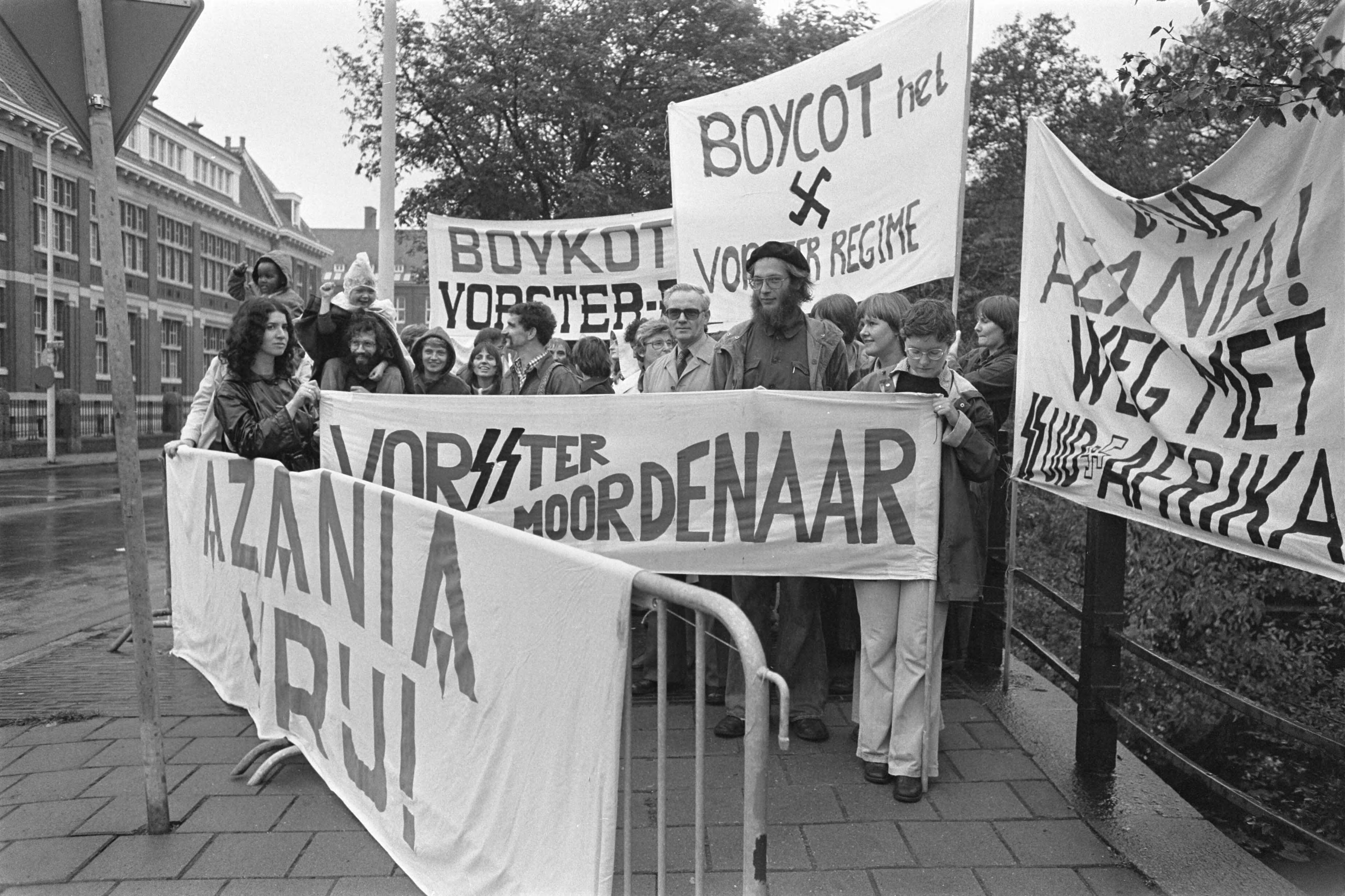 Fotocollectie Anefo — Demonstratie tegen Zuid Afrika voor Zuidafrikaanse ambassade in Den Haag — Foto: Peters, Hans / Anefo. Licentie: Set B: Rechtenvrij / Publiek Domein. Bron: Nationaal Archief. http://hdl.handle.net/10648/aca4eaa2-d0b4-102d-bcf8-003048976d84
