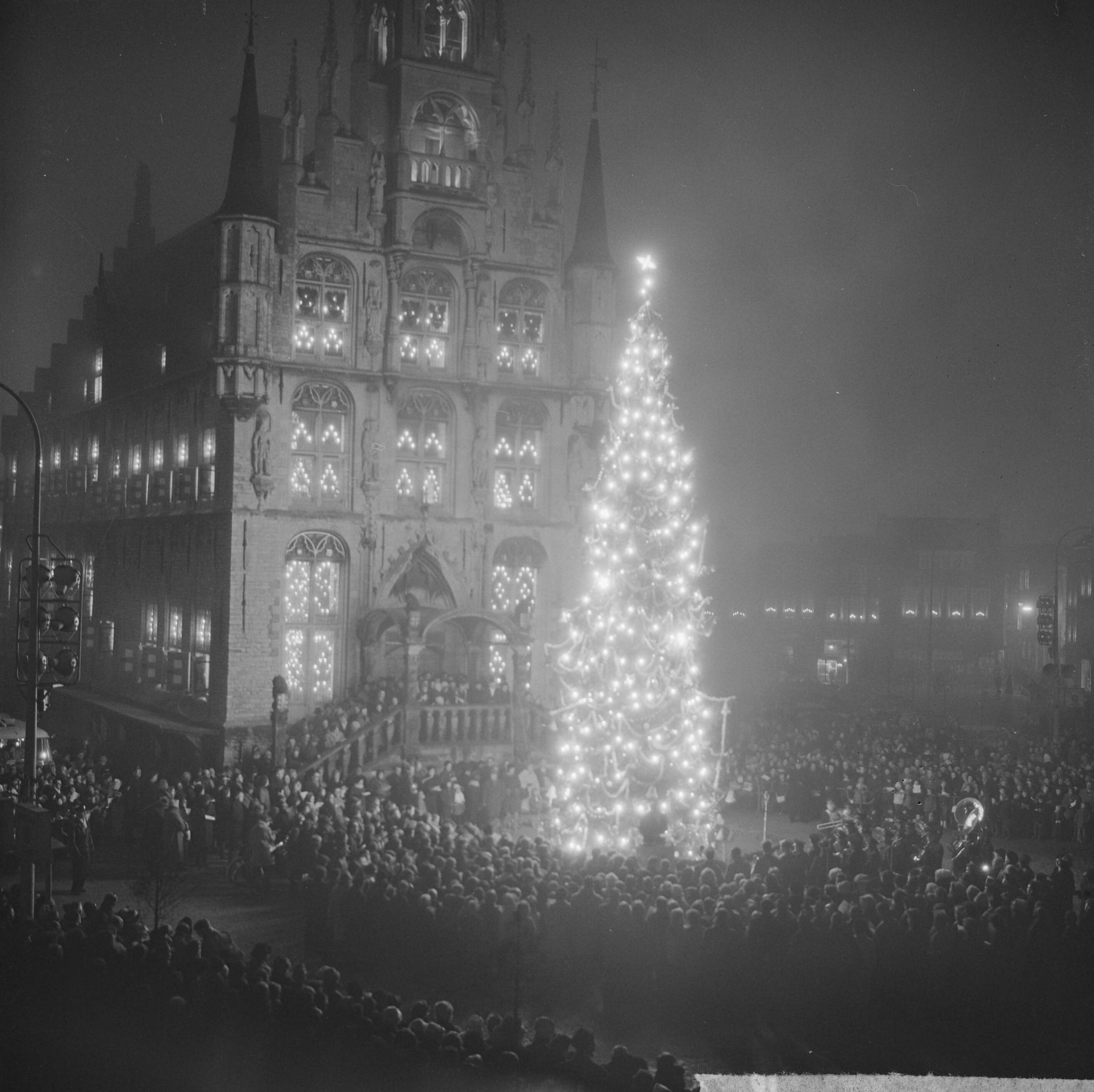 Fotocollectie Anefo — Noorse kerstboom voor Gouda door Noorse ambassadeur aangeboden geplaatst op het Marktplein voor het stadhuis — Foto: Walta, Winfried / Anefo. Licentie: Set B: Rechtenvrij / Publiek Domein. Bron: Nationaal Archief. http://hdl.handle.net/10648/aa5318dc-d0b4-102d-bcf8-003048976d84