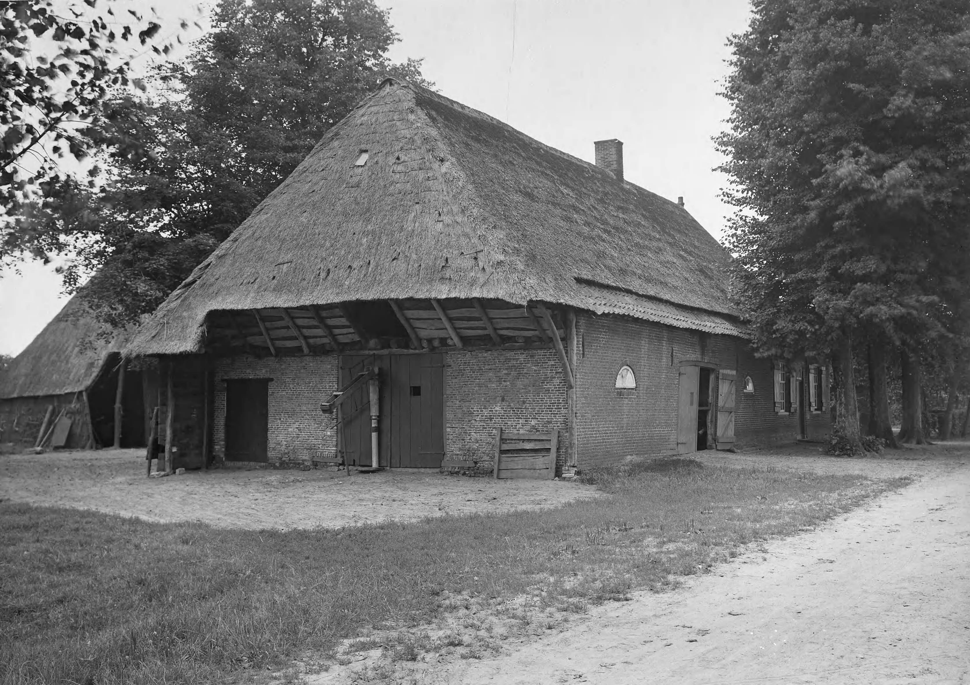 Fotocollectie Nederlandse Heidemaatschappij — Boerderij te Esch — Foto: Fotograaf Onbekend / Heidemij. Licentie: Set B: Rechtenvrij / Publiek Domein. Bron: Nationaal Archief. http://hdl.handle.net/10648/ae445082-d0b4-102d-bcf8-003048976d84