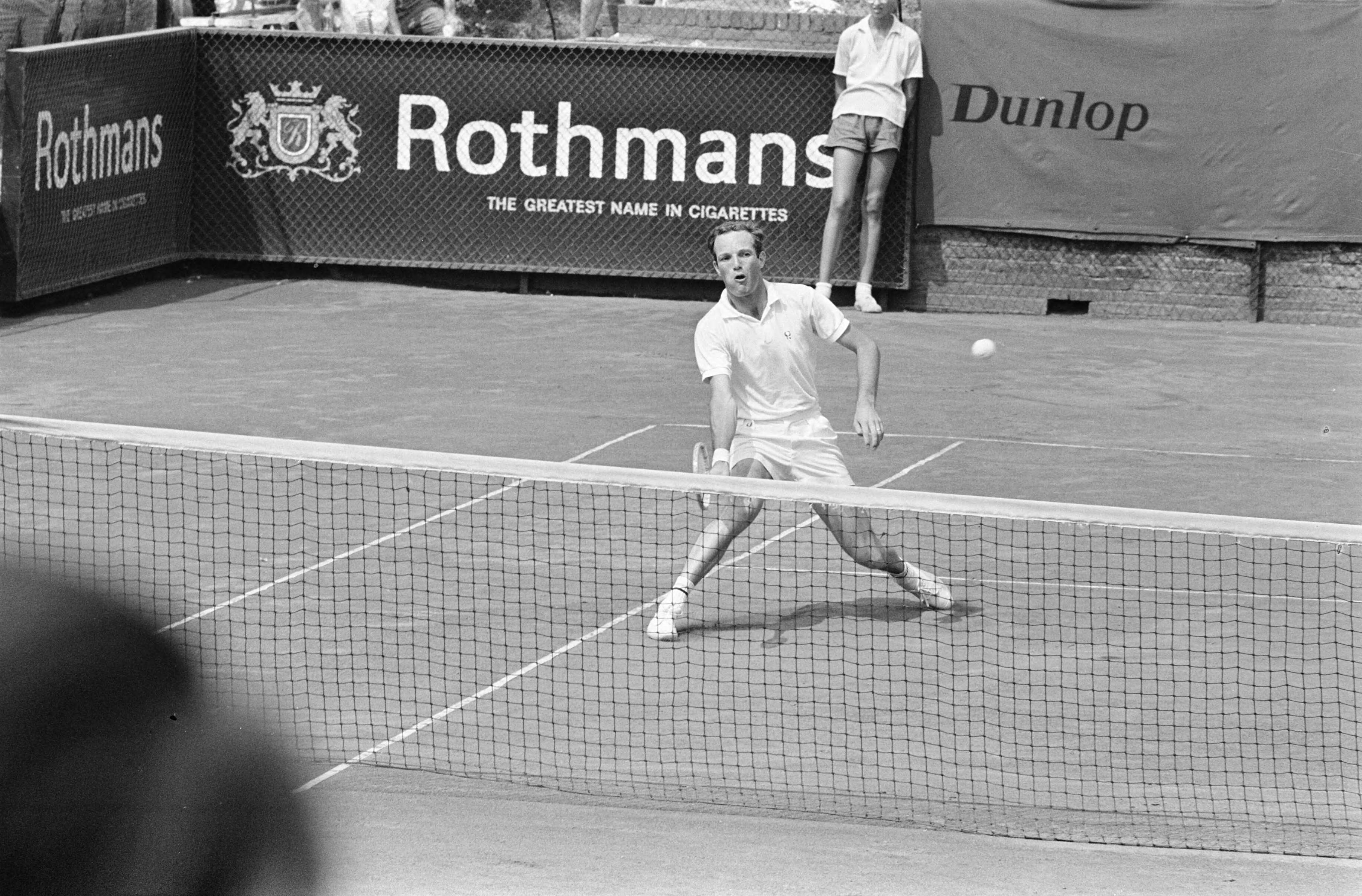 Open Nederlandse Tenniskampioenschappen 1969 in Hilversum — Halve finale, Tom Okker (Nederland) in actie — Foto: Fotograaf Onbekend / Anefo. Licentie: Set B: Rechtenvrij / Publiek Domein. Bron: Nationaal Archief. http://hdl.handle.net/10648/ab74f67c-d0b4-102d-bcf8-003048976d84