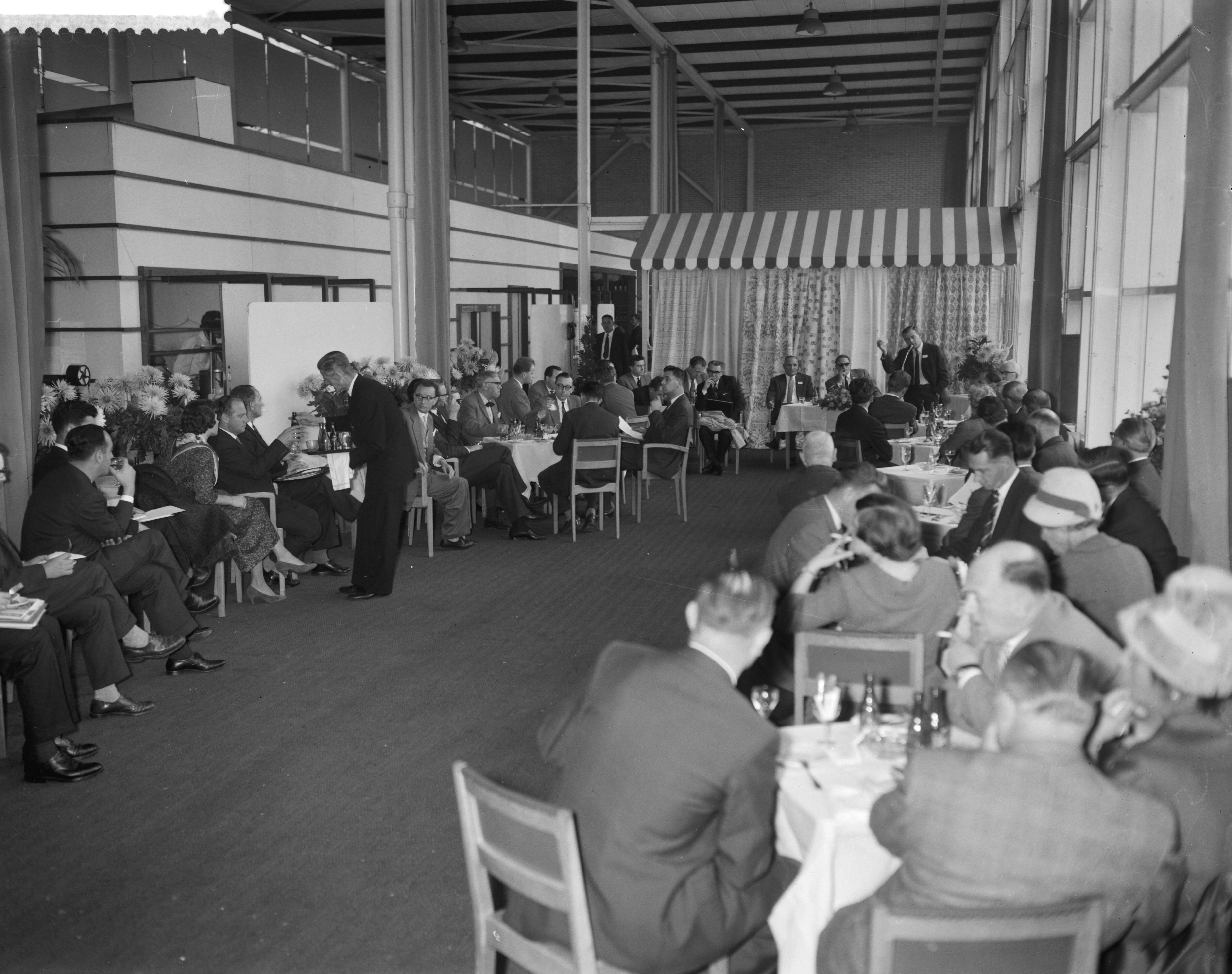 Fotocollectie Anefo — Diverse stand op de internationale kunststoffenbeurs Macro Plastic 1960 te Utrecht (Opdrachten Beauche en diverse stands op Macroplastic) — Foto: Bilsen, Joop van / Anefo. Licentie: Set B: Rechtenvrij / Publiek Domein. Bron: Nationaal Archief. http://hdl.handle.net/10648/a9bc1b12-d0b4-102d-bcf8-003048976d84
