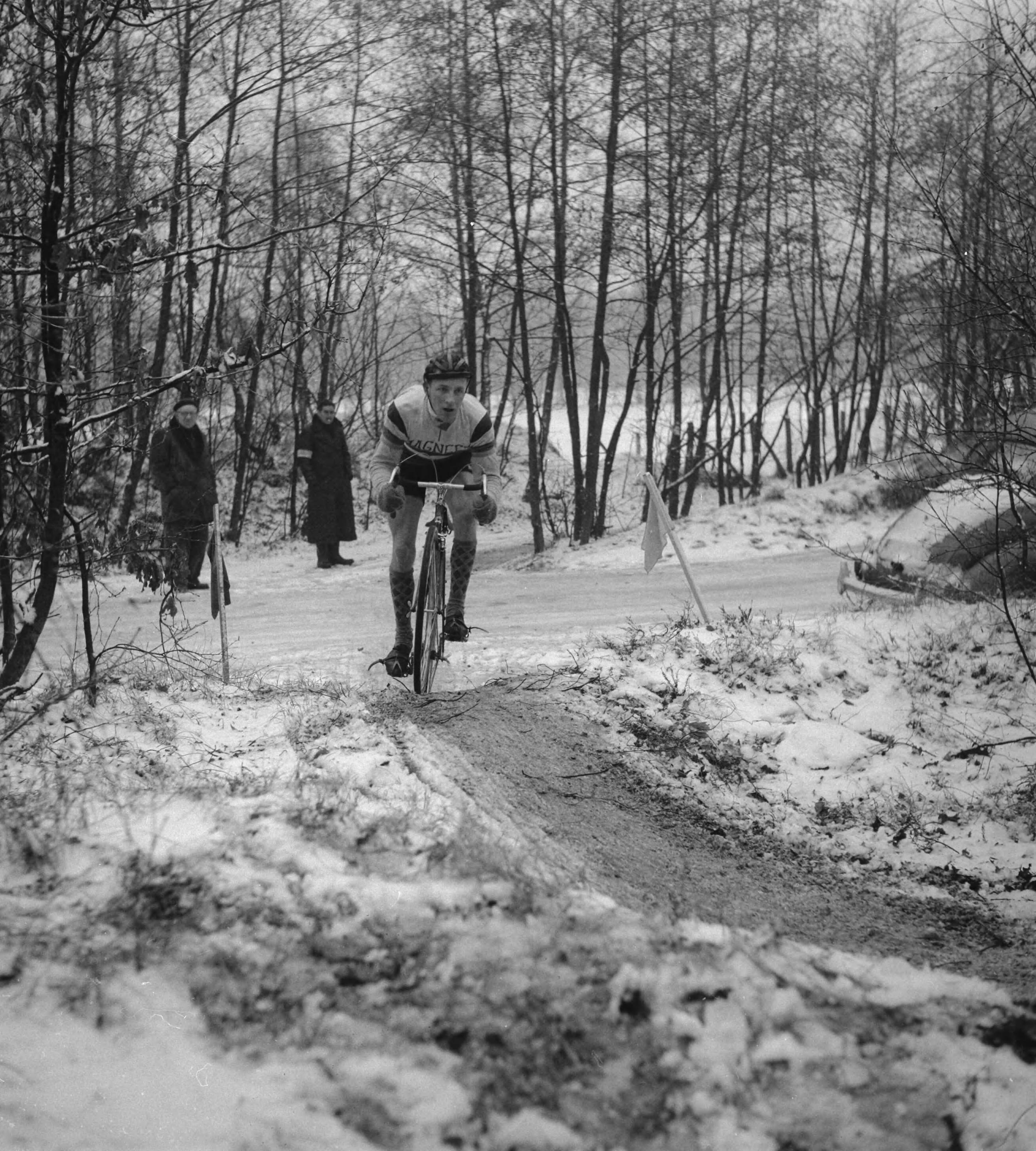 Fotocollectie Anefo — Cyclecrosswedstrijden op Duinhorst in Den Haag. Winnaar Manus Brinkman uit Rotterdam — Foto: Rossem, Wim van / Anefo. Licentie: Set B: Rechtenvrij / Publiek Domein. Bron: Nationaal Archief. http://hdl.handle.net/10648/a9429404-d0b4-102d-bcf8-003048976d84