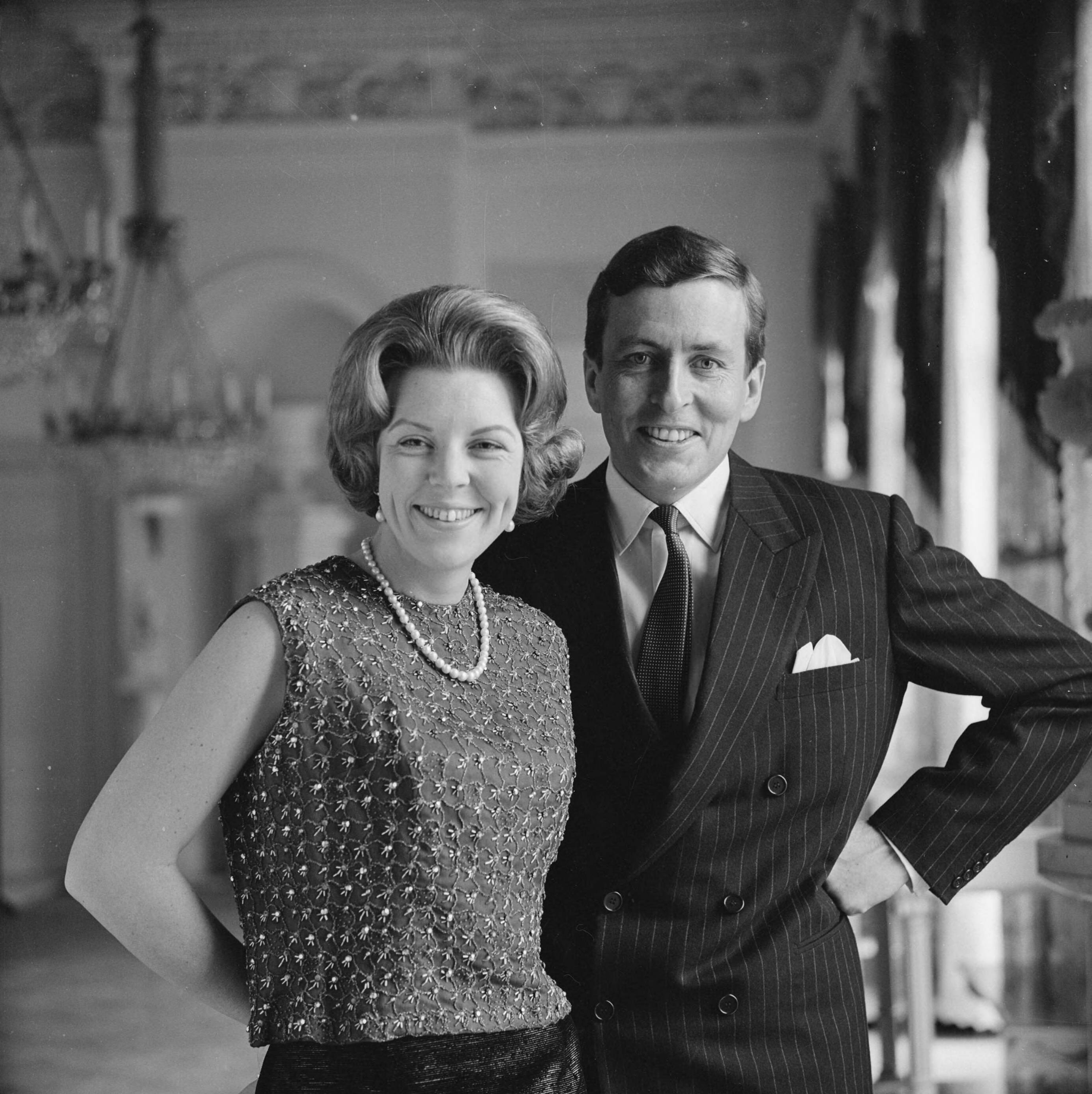 Fotocollectie RVD / Koninklijk Huis — Prinses Beatrix en Claus von Amsberg in paleis Soestdijk, 1965 — Foto: Koot, Max / RVD. Licentie: Set B: Rechtenvrij / Publiek Domein. Bron: Nationaal Archief. http://hdl.handle.net/10648/afbbcbd4-d0b4-102d-bcf8-003048976d84