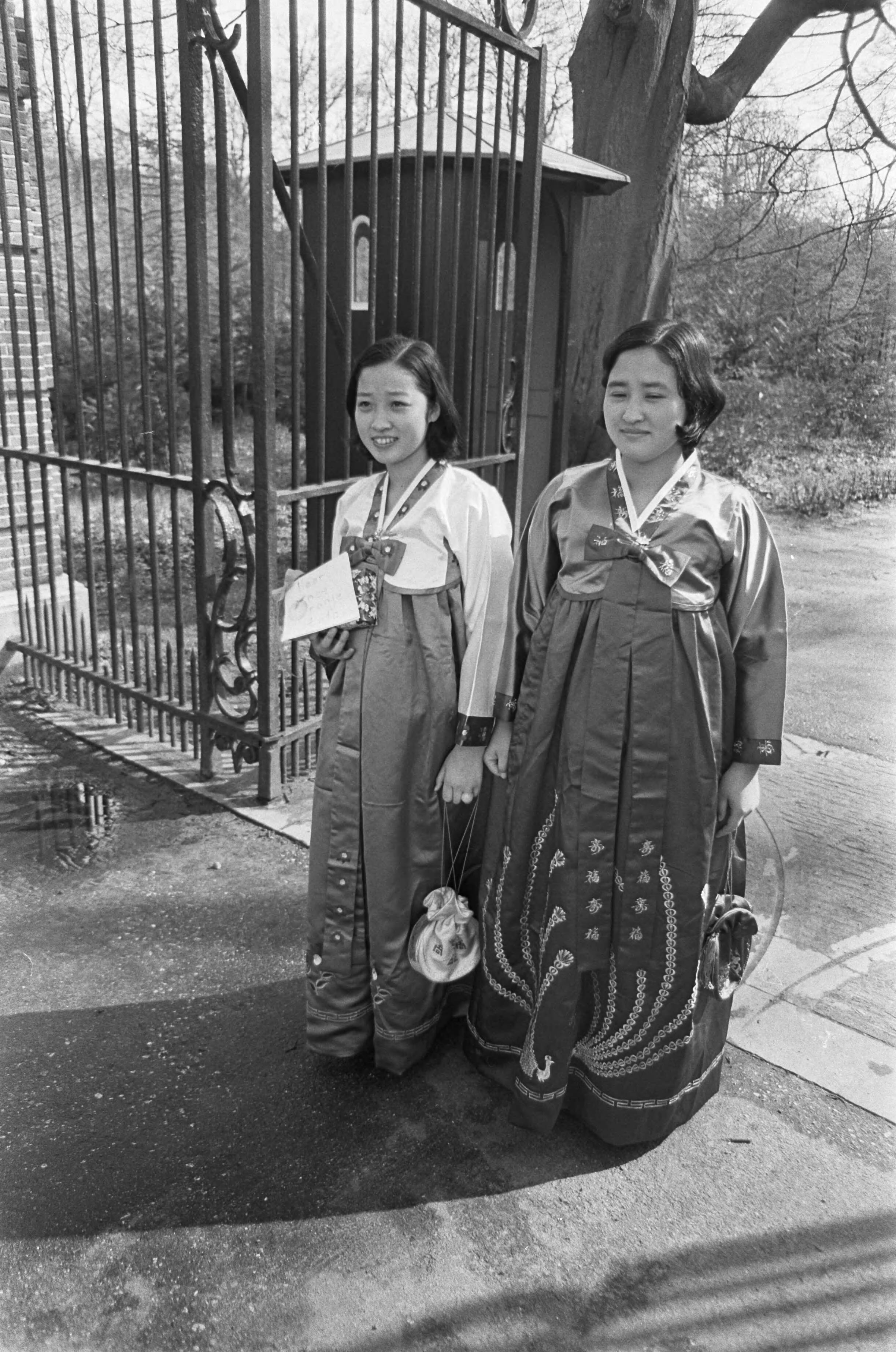 Fotocollectie Anefo — Koreaanse meisjes bij Drakenstein brachten sokjes — Foto: Nijs, Jac. de / Anefo. Licentie: Set B: Rechtenvrij / Publiek Domein. Bron: Nationaal Archief. http://hdl.handle.net/10648/ab1550aa-d0b4-102d-bcf8-003048976d84