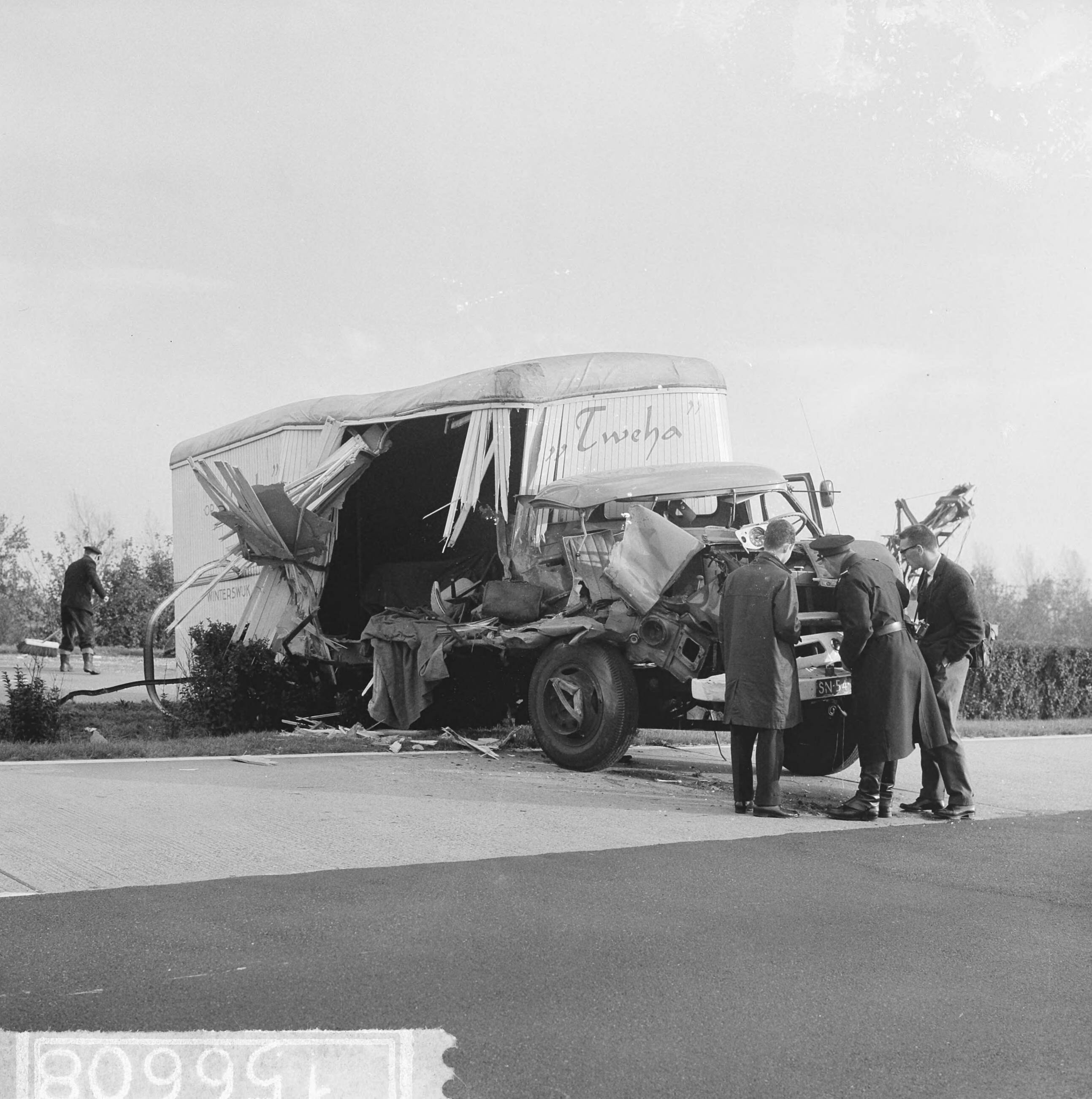 Fotocollectie Anefo — Auto-ongeluk op rijksweg onder Gouda. Een zwaar beschadigde vrachtauto in de middenberm — Foto: Koch, Eric / Anefo. Licentie: Set B: Rechtenvrij / Publiek Domein. Bron: Nationaal Archief. http://hdl.handle.net/10648/aa4ace70-d0b4-102d-bcf8-003048976d84