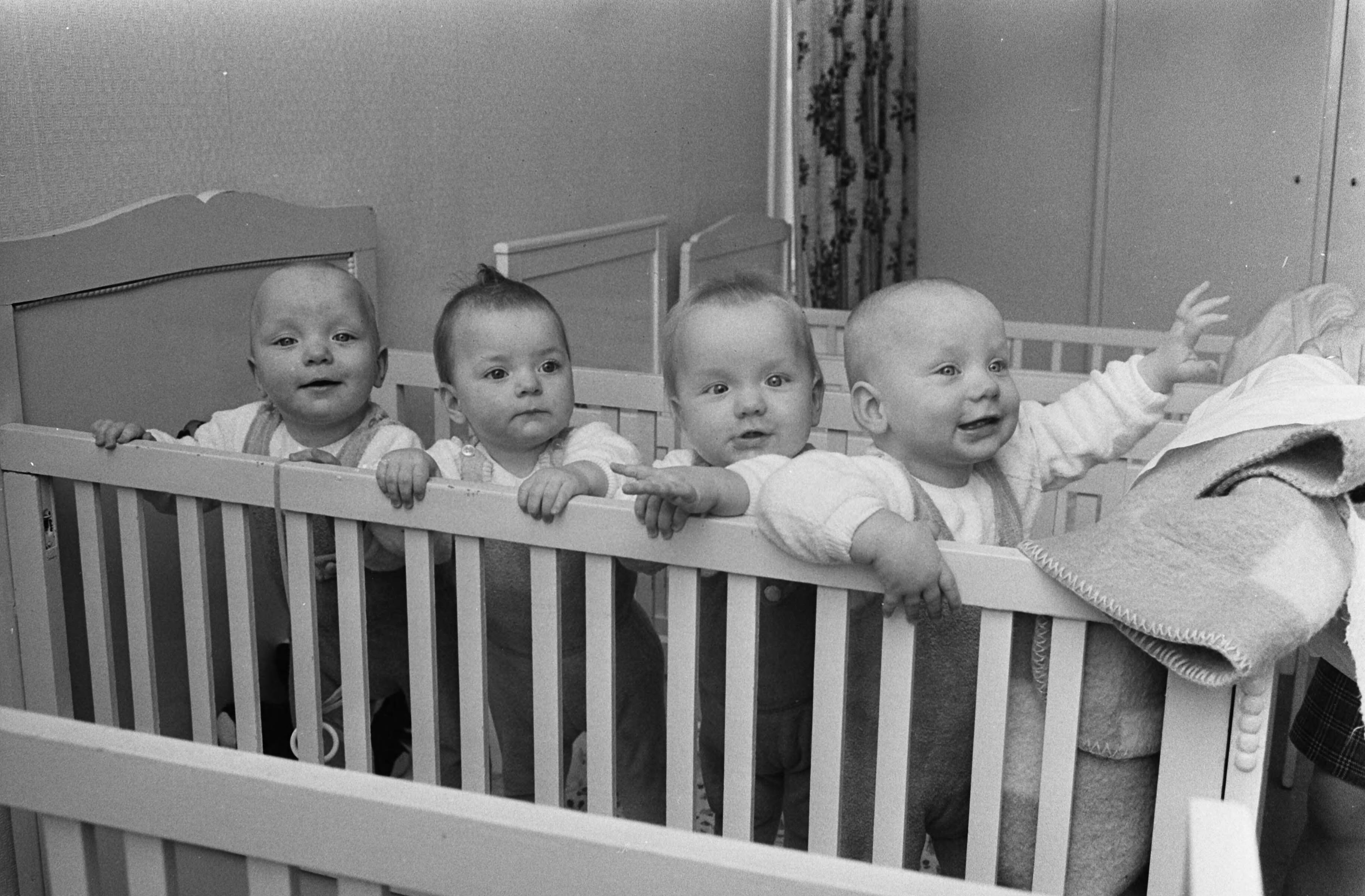Fotocollectie Anefo — Vierling Verheul in Bodegraven één jaar oud op 5 maart. Marcel, Yvonne, Rinke en Peter in bed — Foto: Koch, Eric / Anefo. Licentie: Set B: Rechtenvrij / Publiek Domein. Bron: Nationaal Archief. http://hdl.handle.net/10648/ab8f7ad8-d0b4-102d-bcf8-003048976d84