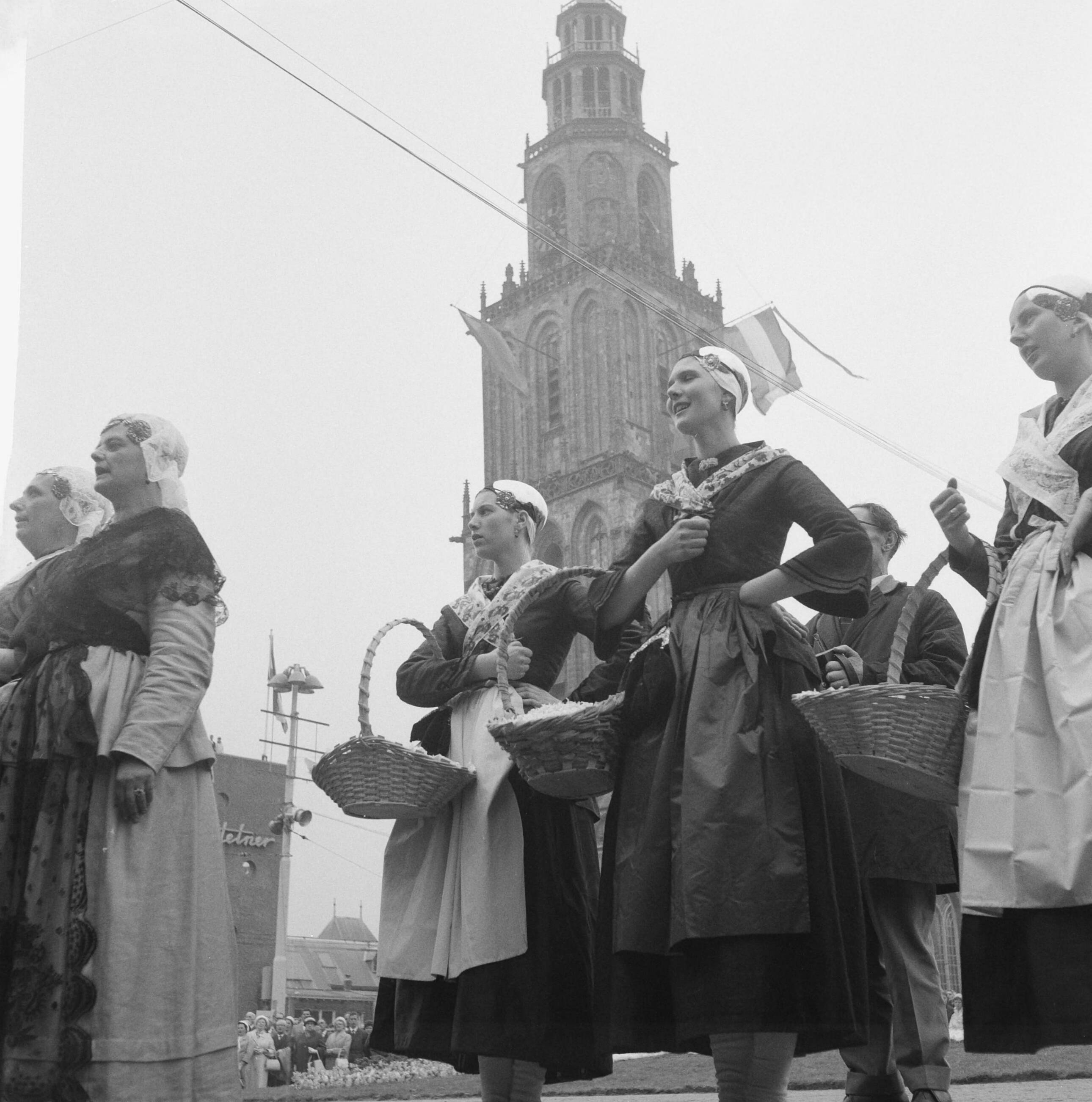 Koninklijk bezoek aan Groningen en Friesland (1962) — Koninklijk bezoek aan Groningen — Foto: Merk, Ben / Anefo. Licentie: Set B: Rechtenvrij / Publiek Domein. Bron: Nationaal Archief. http://hdl.handle.net/10648/aa0738a4-d0b4-102d-bcf8-003048976d84