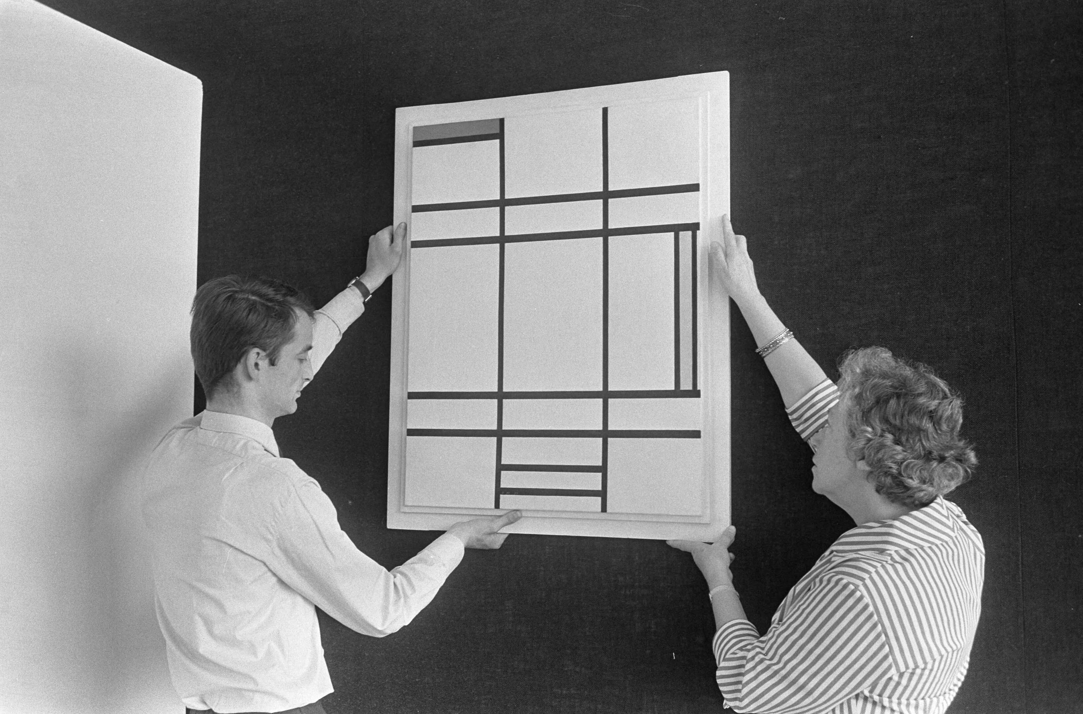 Fotocollectie Anefo — Inrichten Mondriaan-tentoonstelling in Gemeente Museum te Den Haag — Foto: Koch, Eric / Anefo. Licentie: Set B: Rechtenvrij / Publiek Domein. Bron: Nationaal Archief. http://hdl.handle.net/10648/aaee0702-d0b4-102d-bcf8-003048976d84