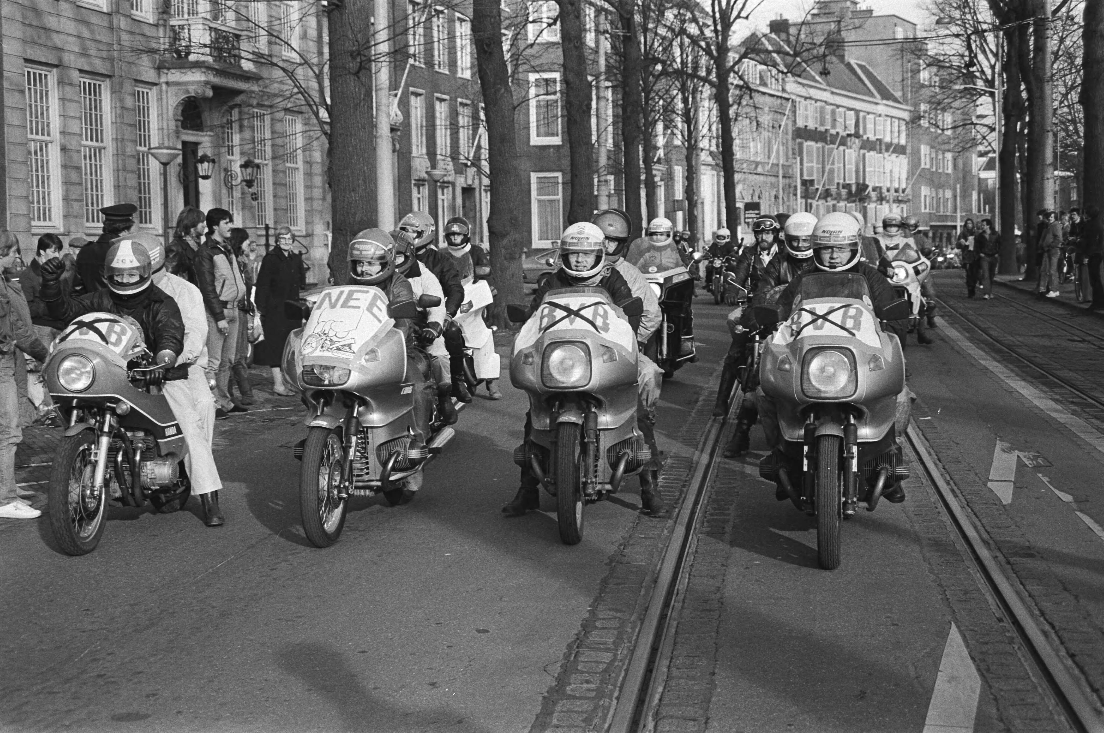 Fotocollectie Anefo — Demonstratie tegen Motor-BVB van Utrecht naar Den Haag door ongeveer 1500 motorrijders. Beeld van de demonstratie — Foto: Dijk, Hans van / Anefo. Licentie: Set B: Rechtenvrij / Publiek Domein. Bron: Nationaal Archief. http://hdl.handle.net/10648/ad0e97ae-d0b4-102d-bcf8-003048976d84