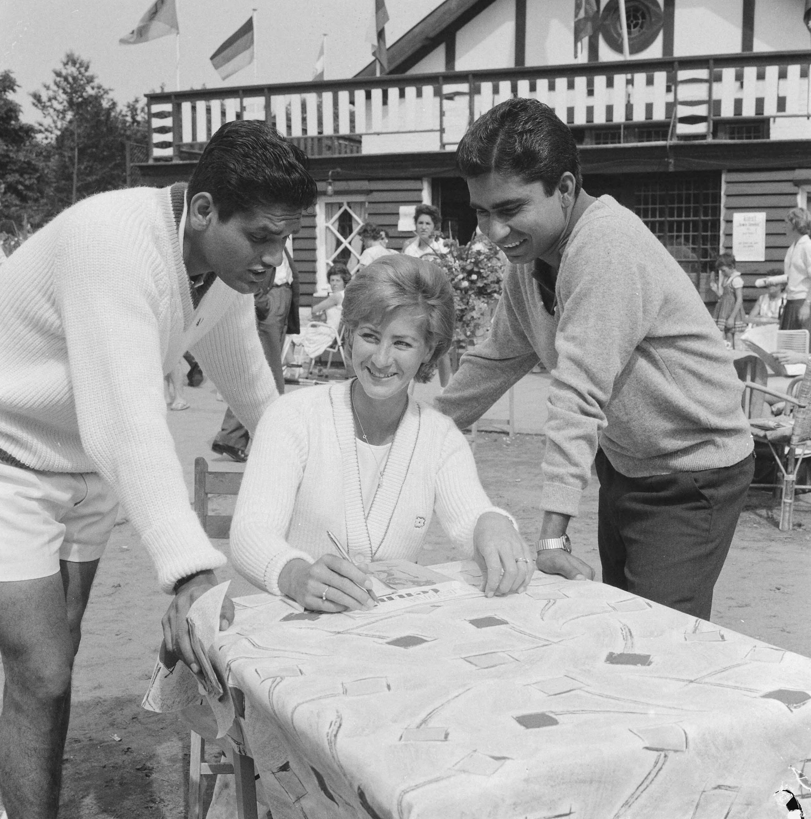 Fotocollectie Anefo — Tenniskampioenschappen te Hilversum, Krishnan (l) Valerie Forbes en Akhtar Ali — Foto: Koch, Eric / Anefo. Licentie: Set B: Rechtenvrij / Publiek Domein. Bron: Nationaal Archief. http://hdl.handle.net/10648/aa119ee8-d0b4-102d-bcf8-003048976d84