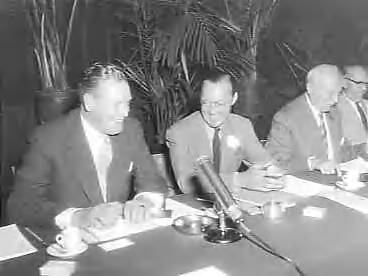 Fotocollectie Anefo — ExportveExportvergadering van de Nederlandse werkgeversbonden in de Dierentuin te Den Haag. Prins Bernhard , in gesprek met J.W. Hupkes (links). Rechts T.J. TWijnstra — Foto: Pot, Harry / Anefo. Licentie: Set B: Rechtenvrij / Publiek Domein. Bron: Nationaal Archief. http://hdl.handle.net/10648/a9839d0a-d0b4-102d-bcf8-003048976d84