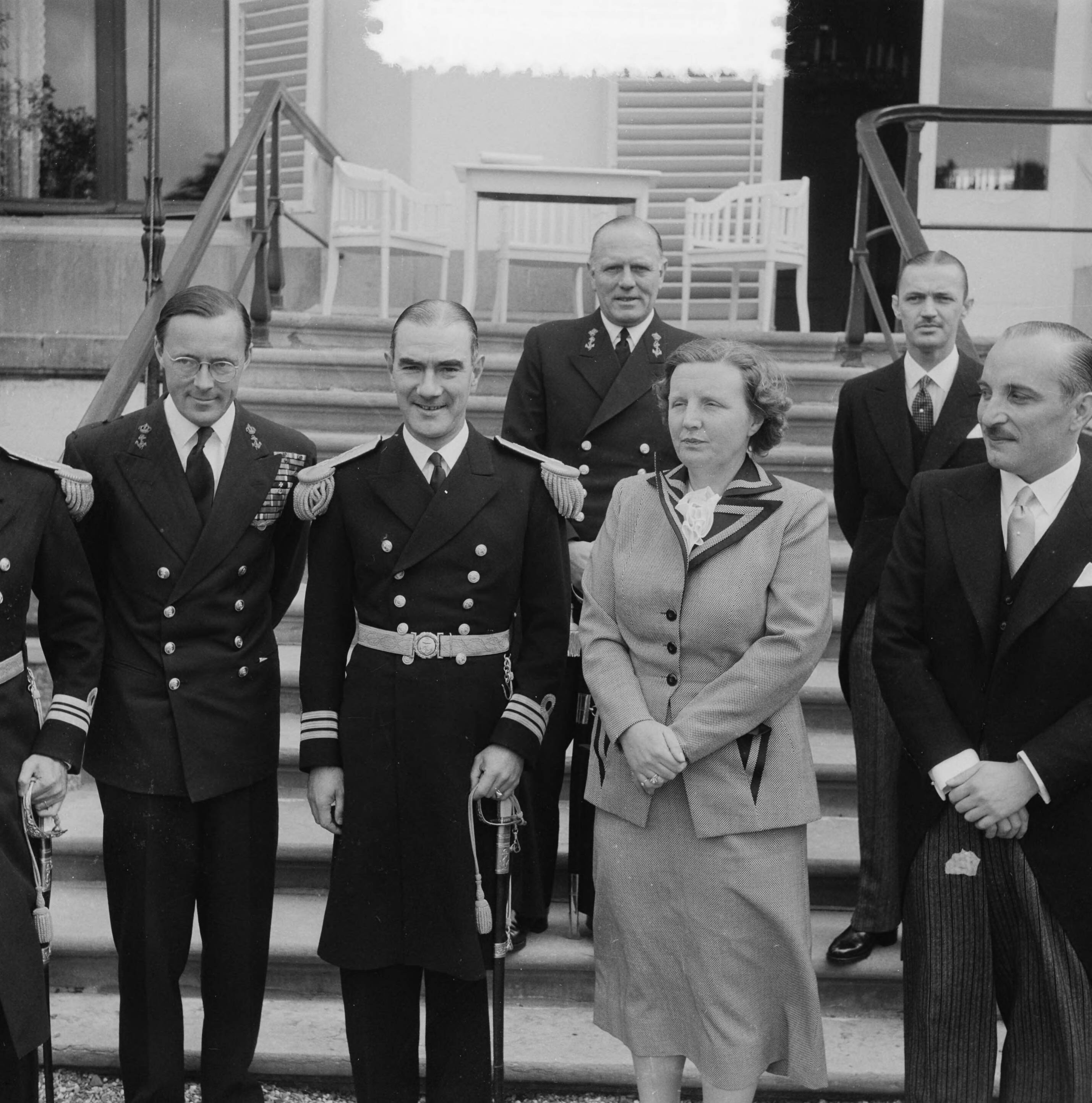 Marineofficieren van het Argentijnse opleidingschip "Pueyrredón" in audiëntie ontvangen op paleis Soestdijk — Marineofficieren van het Argentijnse opleidingschip "Pueyrredón" in audiëntie ontvangen op paleis Soestdijk door koningin Juliana en prins Bernhard — Foto: Noske, J.D. / Anefo. Licentie: Set B: Rechtenvrij / Publiek Domein. Bron: Nationaal Archief. http://hdl.handle.net/10648/a8ee3f26-d0b4-102d-bcf8-003048976d84