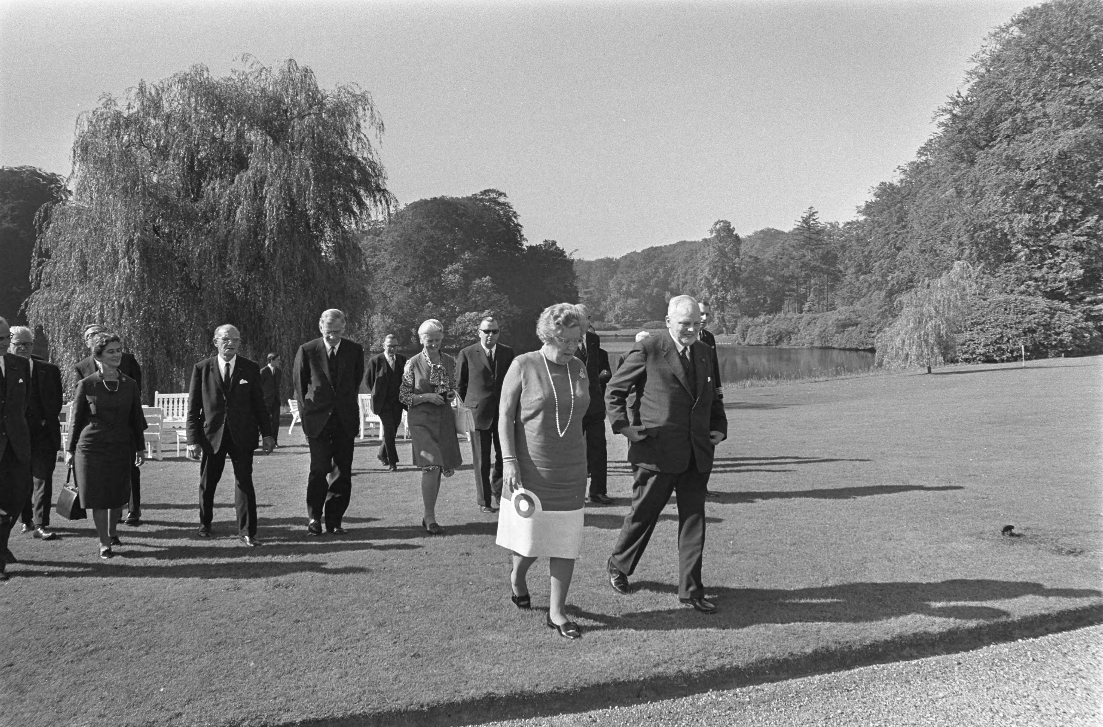 Fotocollectie Anefo — Koningin Juliana ontvangt op paleis Soestdijk het Hof van Justitie der Europese Gemeenschappen en leden van Hoge Raad der Nederlanden — Foto: Evers, Joost / Anefo. Licentie: Set B: Rechtenvrij / Publiek Domein. Bron: Nationaal Archief. http://hdl.handle.net/10648/aba51924-d0b4-102d-bcf8-003048976d84