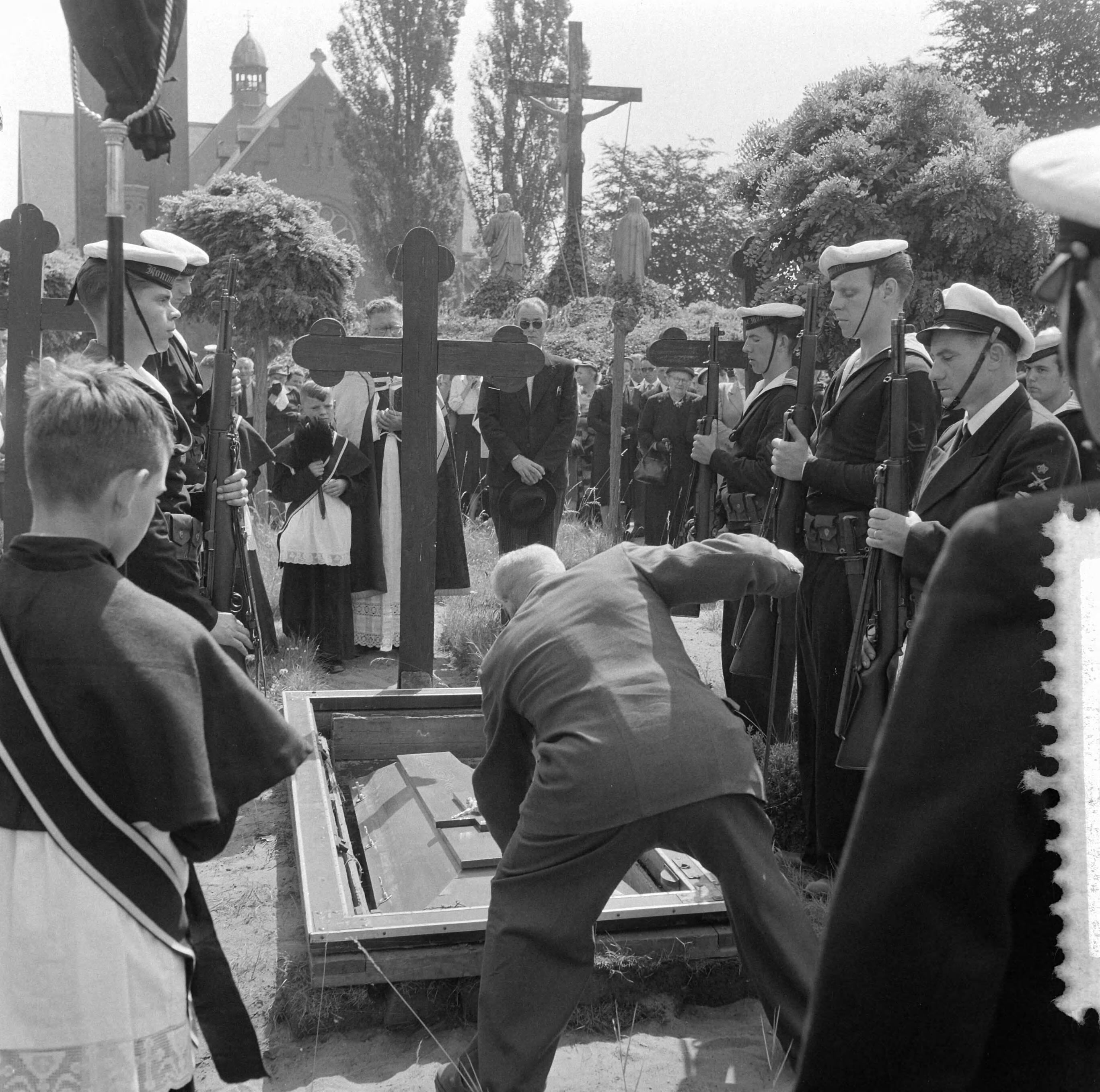 Fotocollectie Anefo — Marinebegrafenis van matroos 3e klasse H. A. Nunten te Teteringen — Foto: Behrens, Herbert F. / Anefo. Licentie: Set B: Rechtenvrij / Publiek Domein. Bron: Nationaal Archief. http://hdl.handle.net/10648/a9646994-d0b4-102d-bcf8-003048976d84
