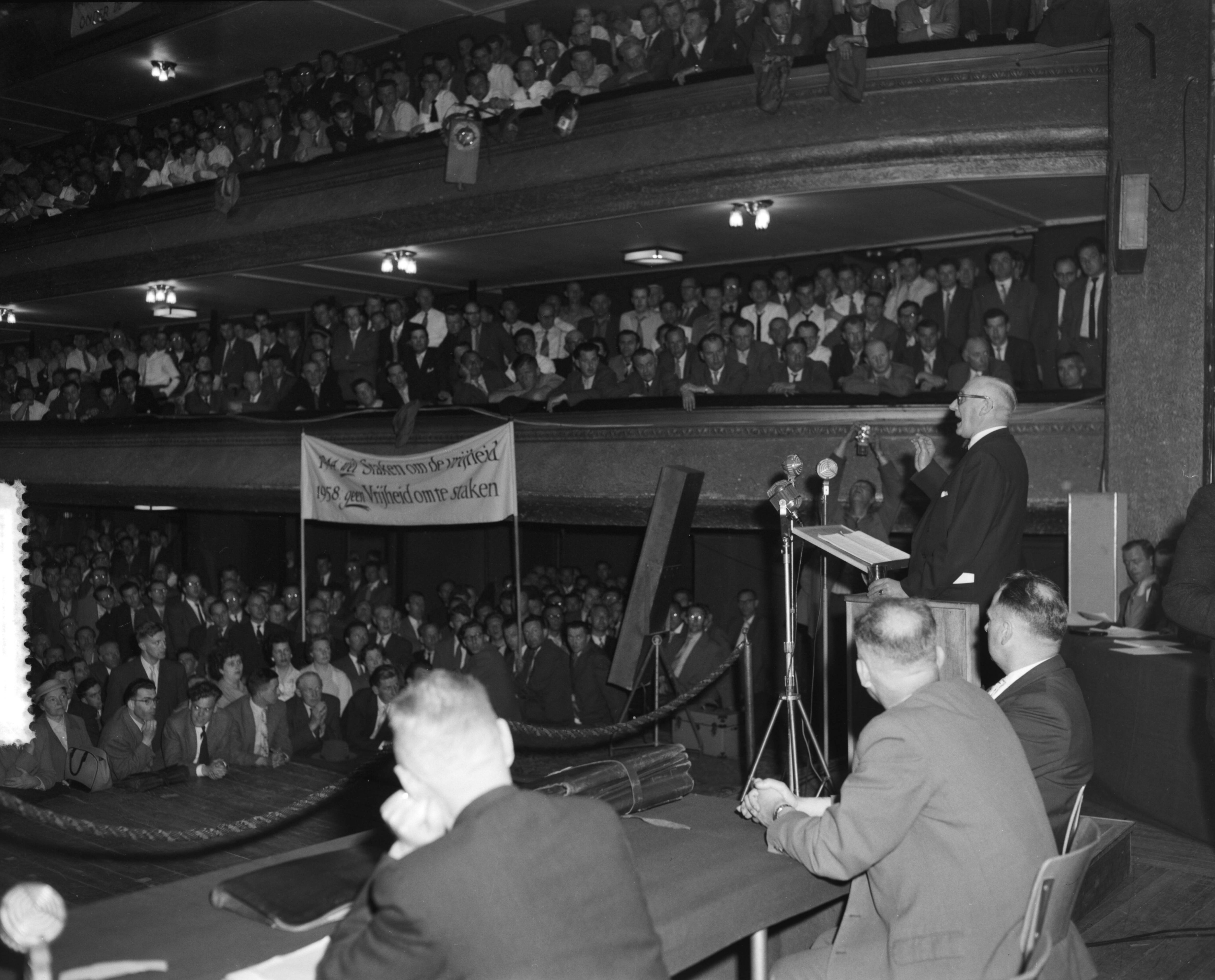 Fotocollectie Anefo — Protestvergadering in het gebouw van Kunsten en Wetenschappen in Den Haag door spoorwegmensen — Foto: Behrens, Herbert F. / Anefo. Licentie: Set B: Rechtenvrij / Publiek Domein. Bron: Nationaal Archief. http://hdl.handle.net/10648/a97b1964-d0b4-102d-bcf8-003048976d84