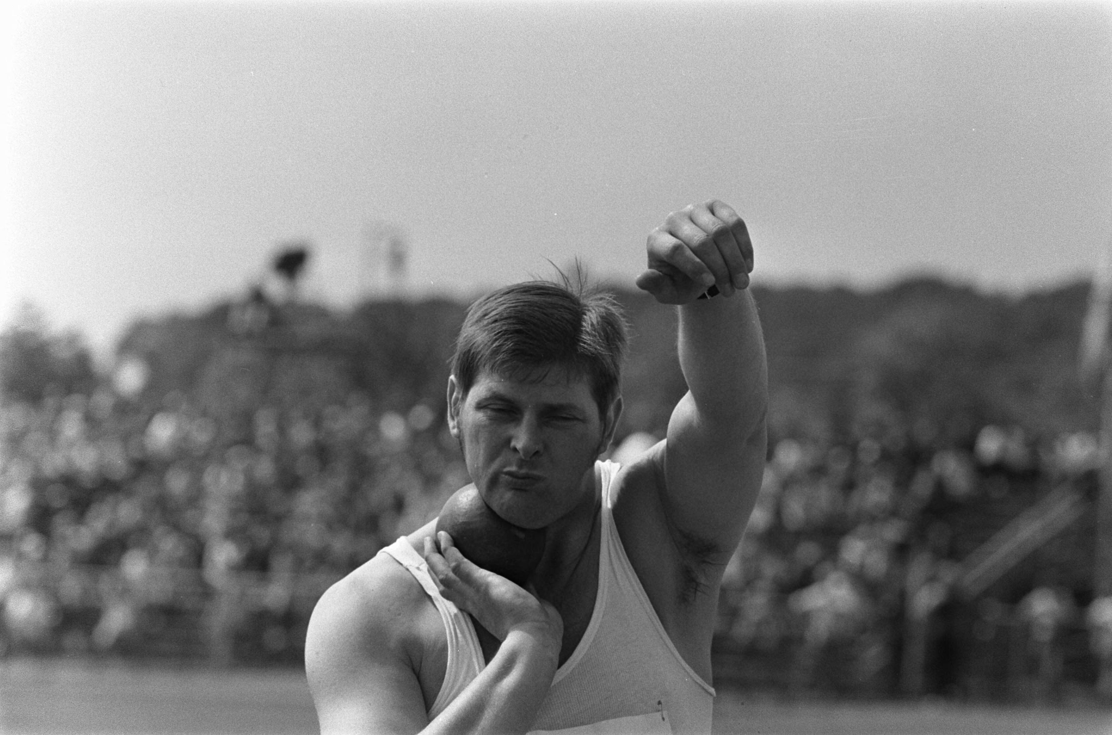 Fotocollectie Anefo — Nationale atletiekkampioenschappen in Haarlem; neg. nr. 2, 3: Cees van Wees (kogelstoten) — Foto: Koch, Eric / Anefo. Licentie: Set B: Rechtenvrij / Publiek Domein. Bron: Nationaal Archief. http://hdl.handle.net/10648/ab9e0b7a-d0b4-102d-bcf8-003048976d84