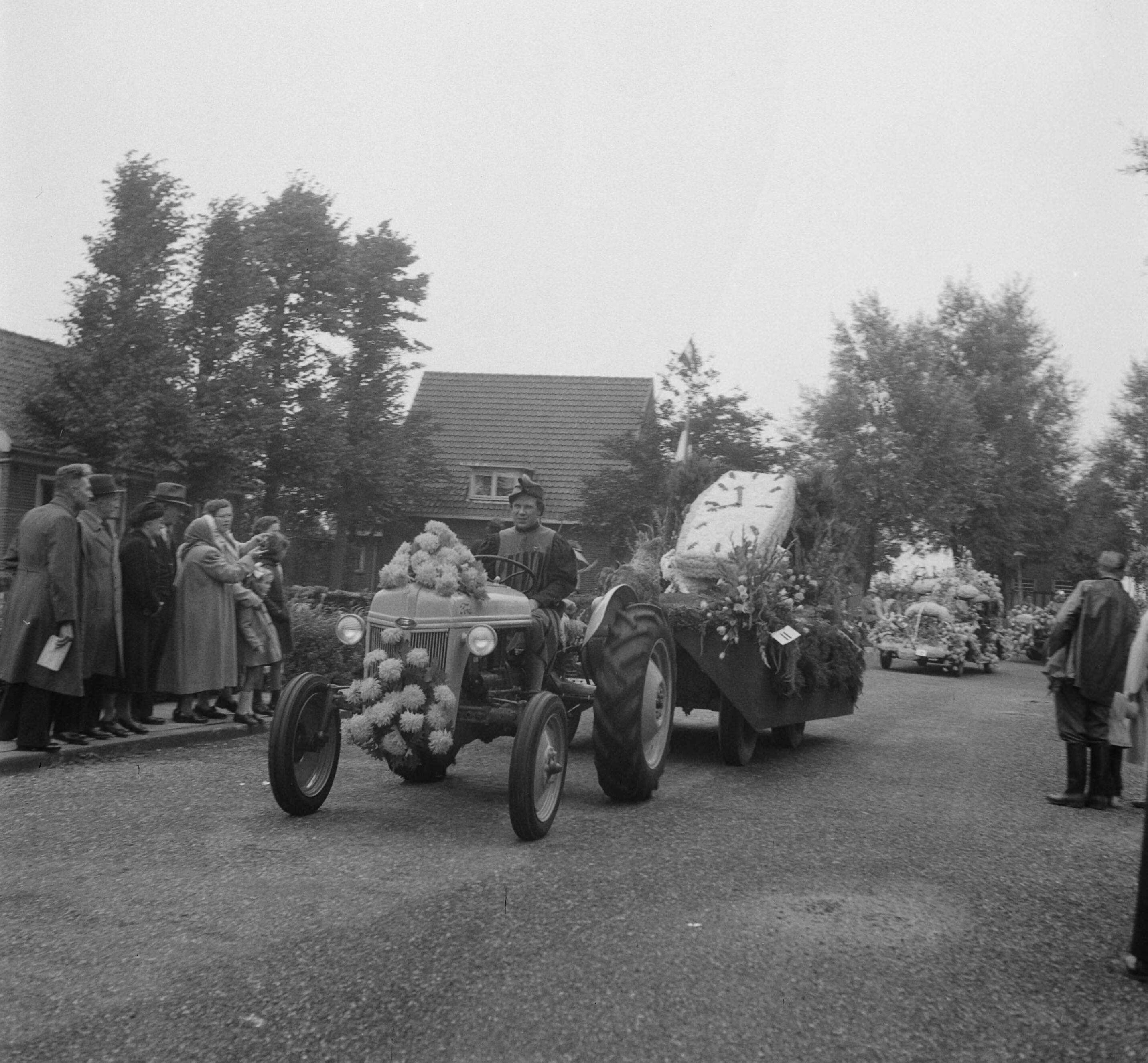 Fotocollectie Anefo — Bloemencorso Aalsmeer — Foto: Pot, Harry / Anefo. Licentie: Set B: Rechtenvrij / Publiek Domein. Bron: Nationaal Archief. http://hdl.handle.net/10648/a8deba38-d0b4-102d-bcf8-003048976d84