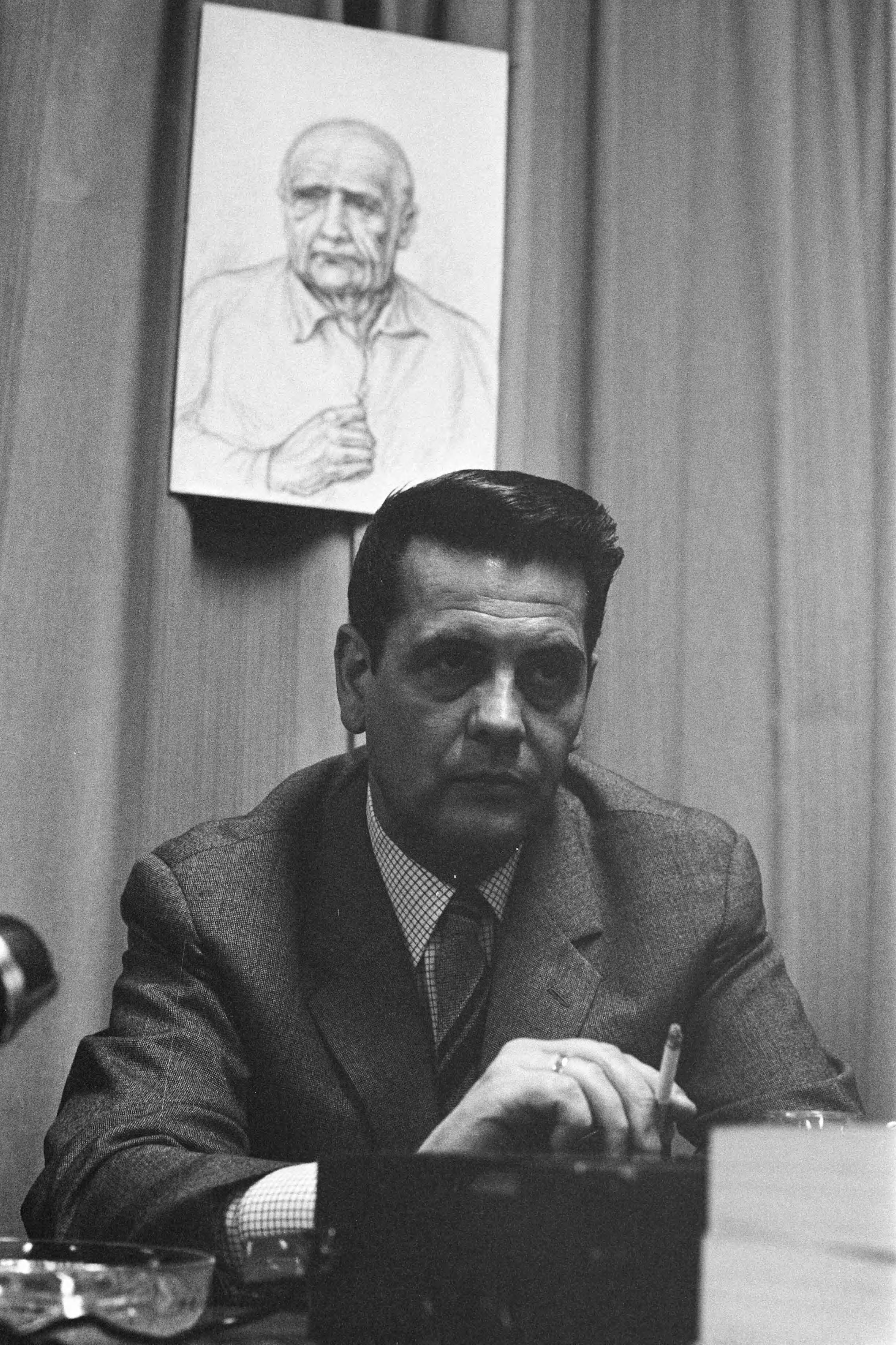 Fotocollectie Anefo — Boek "Ik leefde met Martin Bormann" uitgegeven door Uitgeverij Born, persconferentie Den Haag . Recent portret van Bormann — Foto: Verhoeff, Bert / Anefo. Licentie: Set B: Rechtenvrij / Publiek Domein. Bron: Nationaal Archief. http://hdl.handle.net/10648/ab81585e-d0b4-102d-bcf8-003048976d84