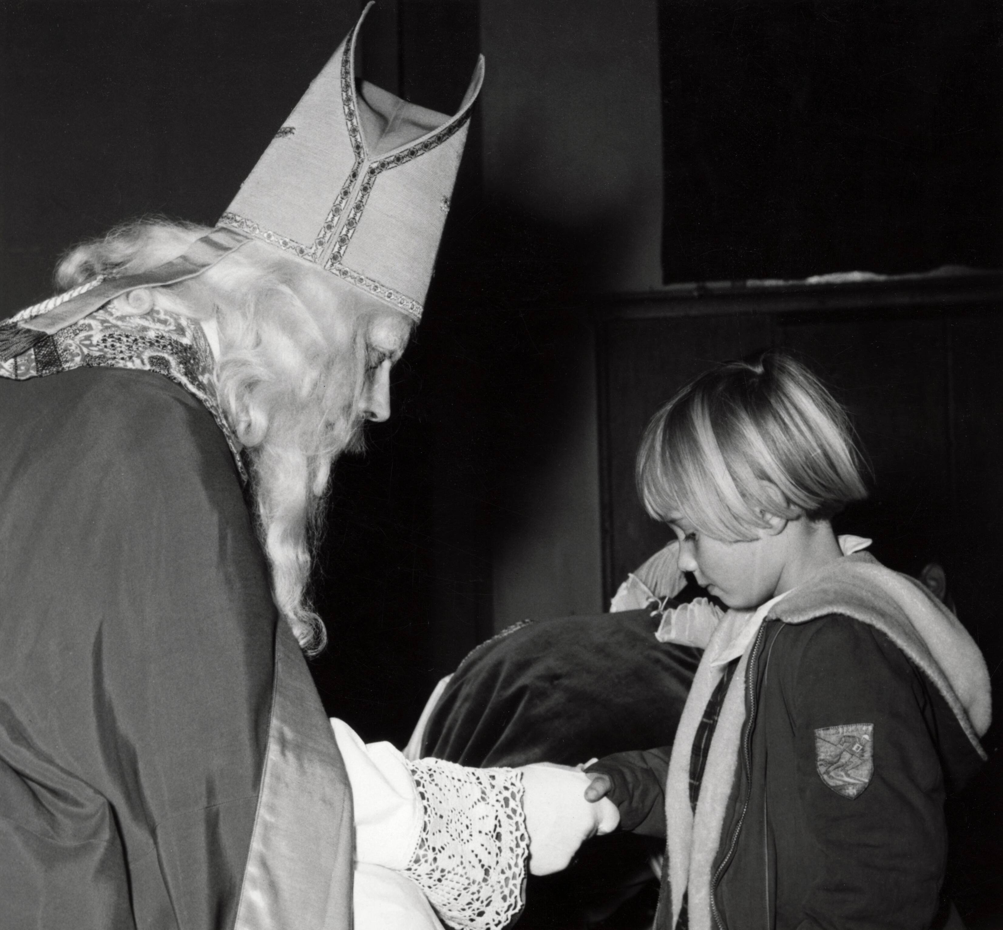 Collectie nader te bepalen — Serie: Sinterklaasfeest van N.V. De Spaarnestad — Foto: Fotograaf Onbekend / Fotobureau onbekend / Spaarnestad Photo (05887). Licentie: Set B: Rechtenvrij / Publiek Domein. Bron: Nationaal Archief. http://hdl.handle.net/10648/35429da6-3b5a-a382-e063-6df0900a6686