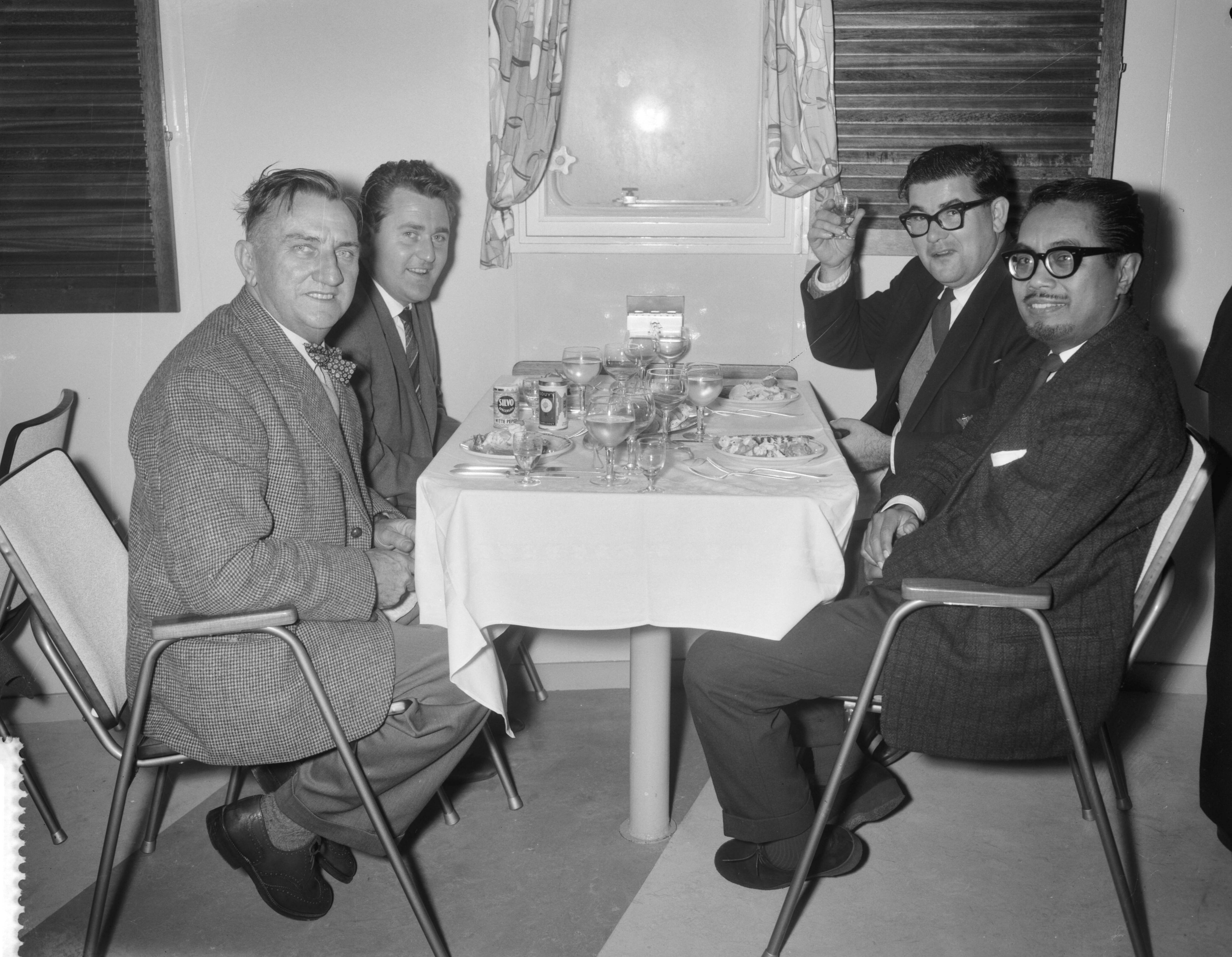Fotocollectie Anefo — Overdracht schip bij de Zaanlandse Scheepsbouw Maatschappij te Zaandam — Foto: Bilsen, Joop van / Anefo. Licentie: Set B: Rechtenvrij / Publiek Domein. Bron: Nationaal Archief. http://hdl.handle.net/10648/a9bf75dc-d0b4-102d-bcf8-003048976d84